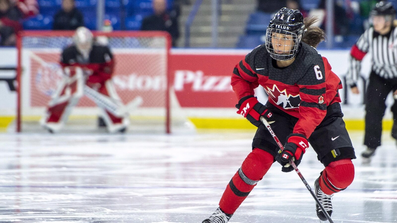 La Canadienne Rebecca Johnston patine vers le but adverse contre les Suédoises.