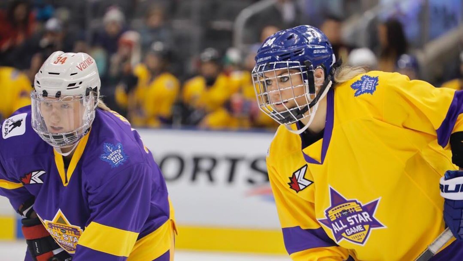 Hannah Miller (à gauche), de l'équipe mauve, et Natalie Spooner, de l'équipe or, attendent la mise au jeu.