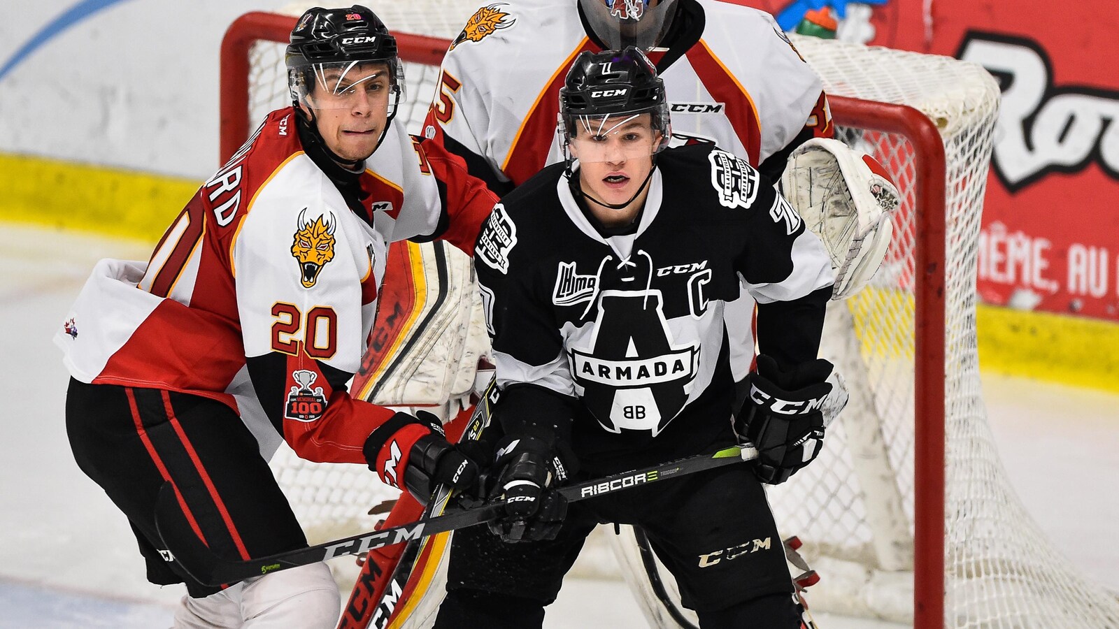 Xavier Bouchard (à gauche), du Drakkar de Baie-Comeau, et Alexandre Alain, de l'Armada de Blainville-Boisbriand, tentent d'améliorer leur position devant le filet.