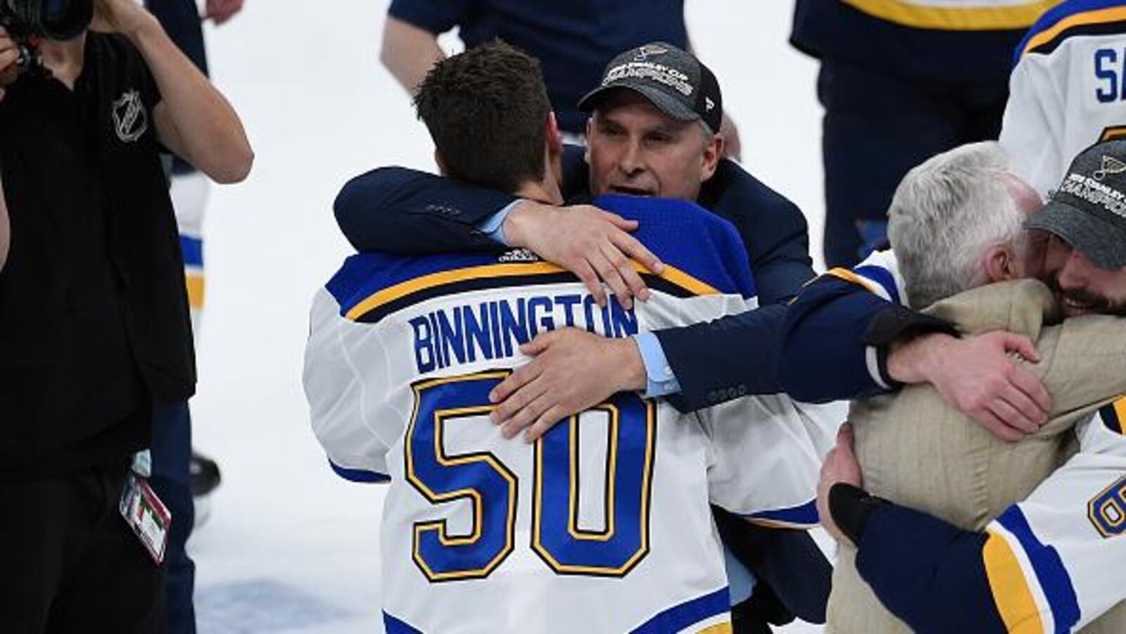 Jordan Binnington dans les bras de celui qui lui a fait confiance à la mi-saison, l'entraîneur-chef Craig Berube