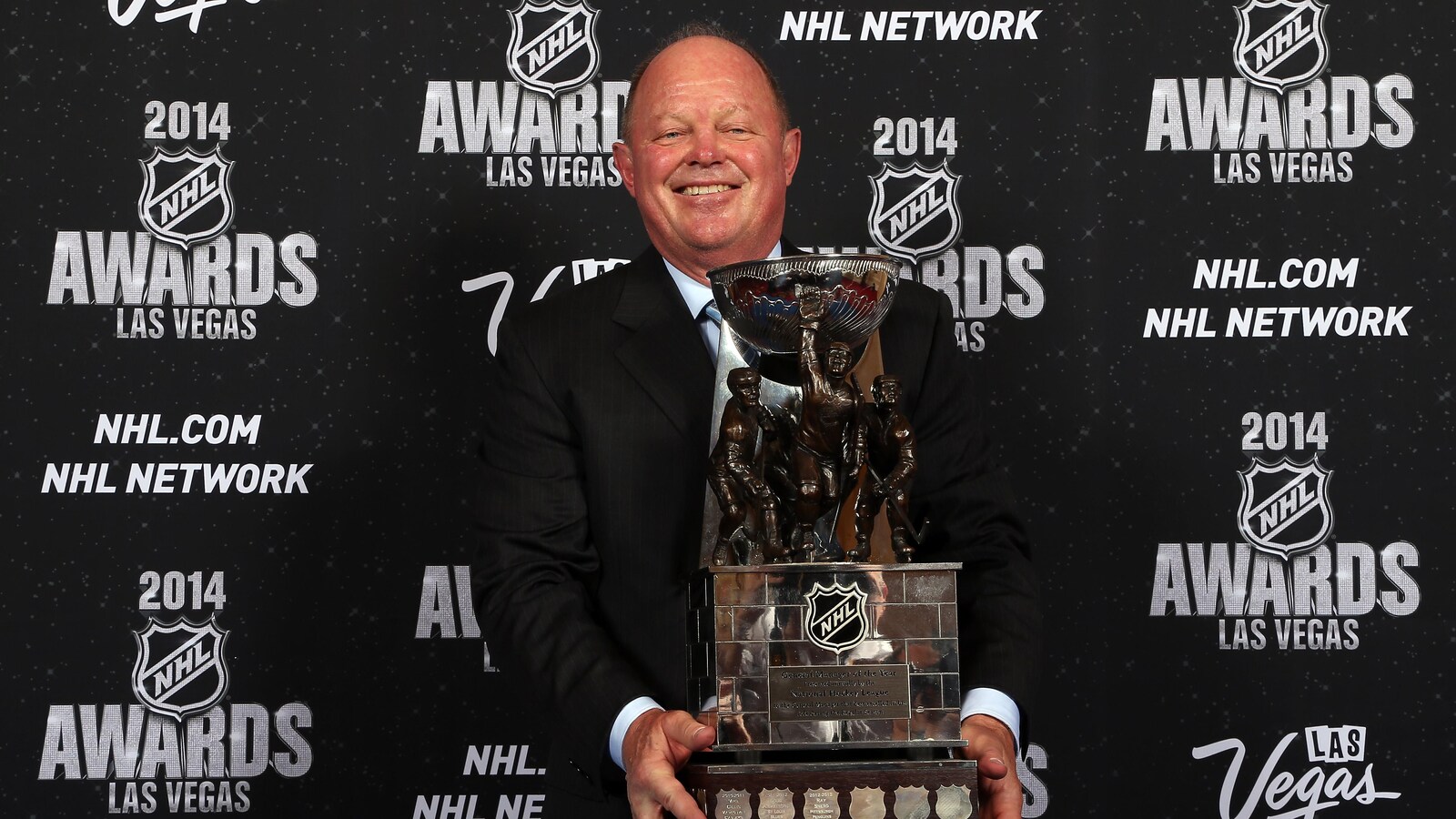 Bob Murray, des Ducks d'Anaheim, prend la pose avec son trophée de directeur général de l'année 2013-2014.
