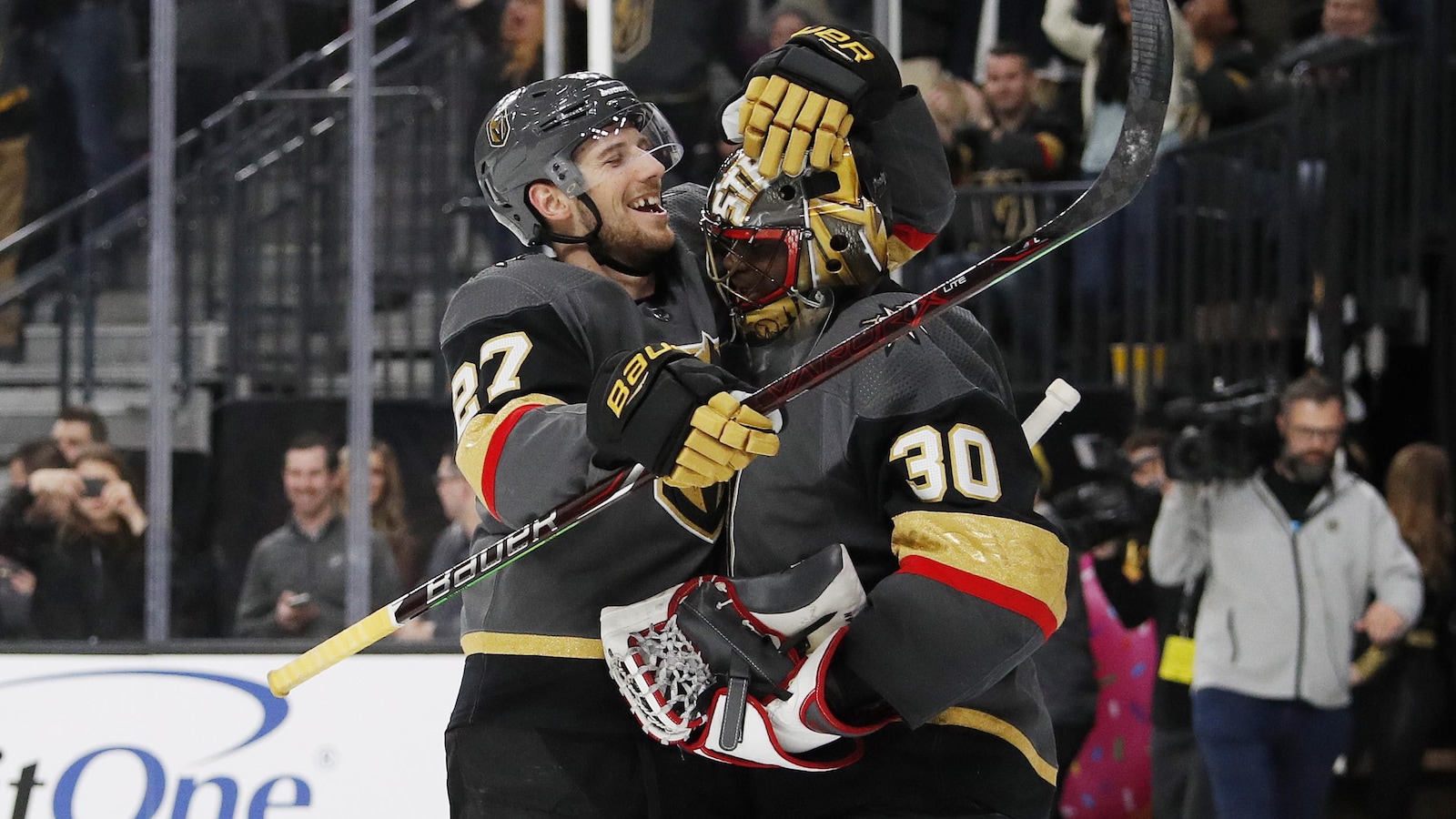 Shea Theodore (à gauche), des Golden Knights de Vegas, félicite son gardien Malcolm Subban après son jeu blanc contre les Jets de Winnipeg.
