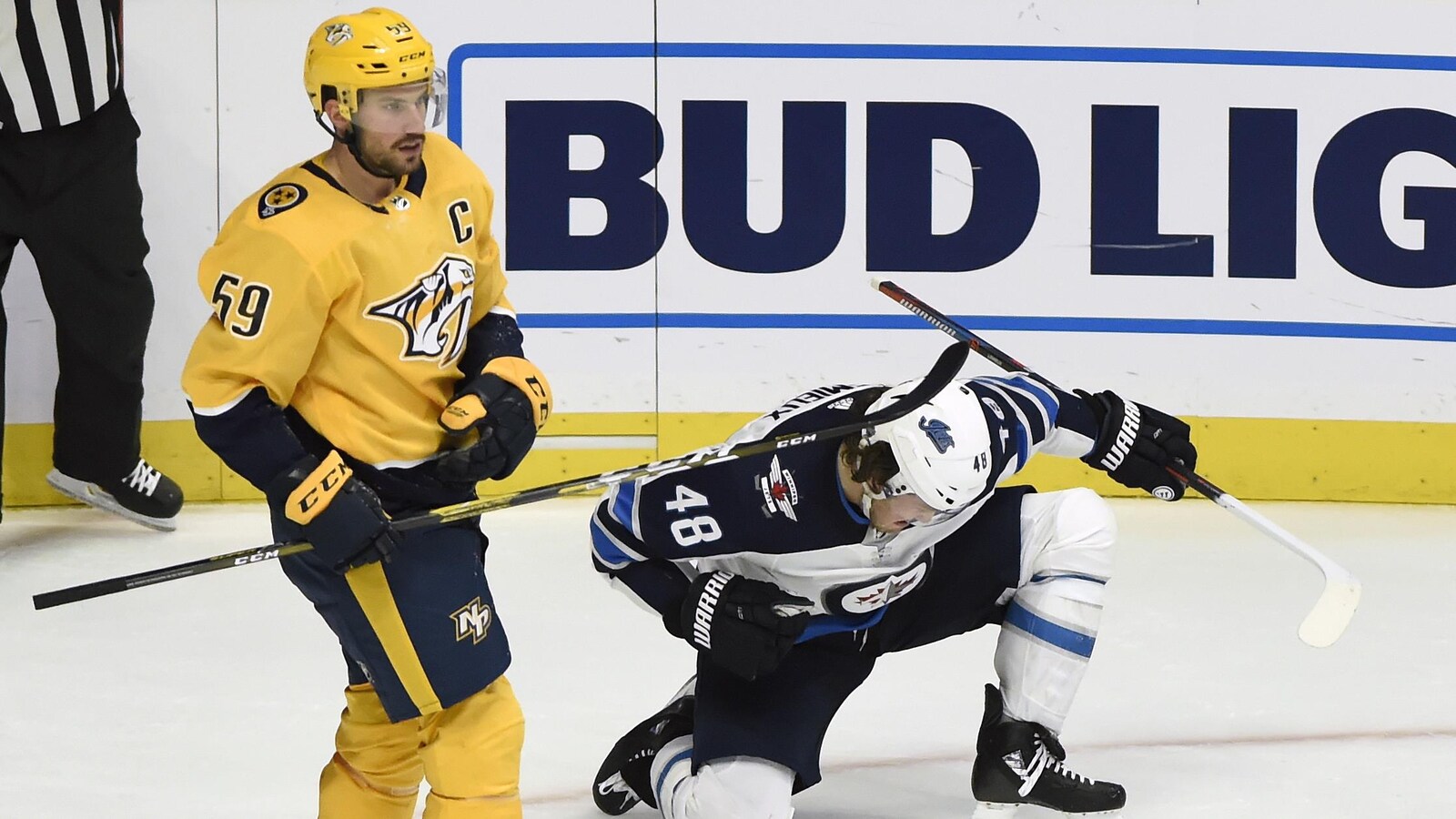 Brendan Lemieux (à droite), des Jets de Winnipeg, célèbre un but à côté du défenseur des Predators de Nashville Roman Josi.