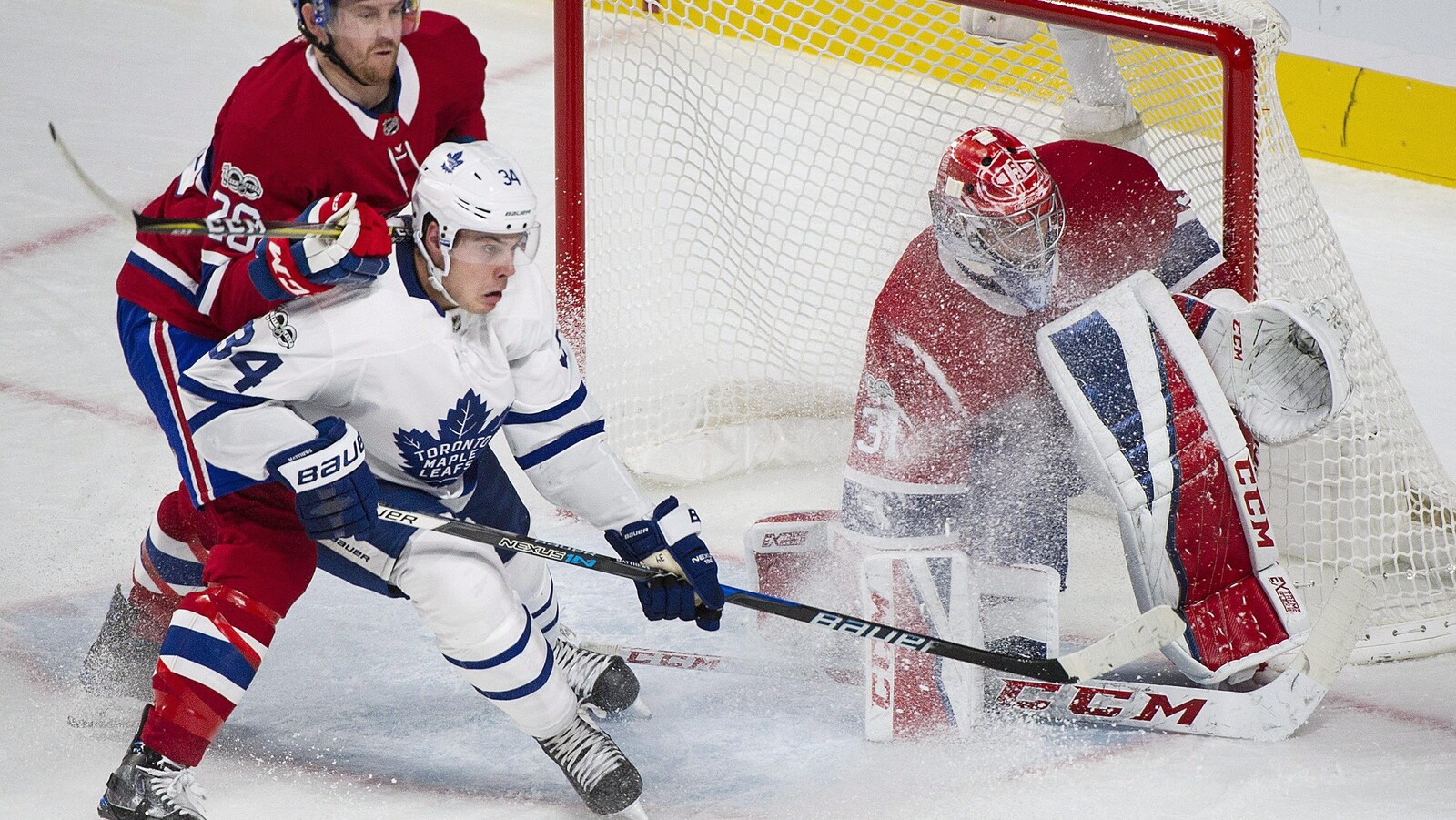 Auston Matthews, des Maple Leafs de Toronto, devant le filet du Canadien