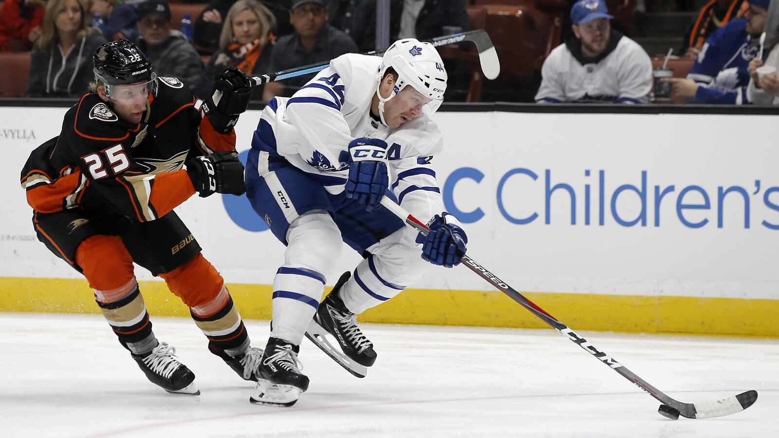 Morgan Rielly (à droite), des Maple Leafs de Toronto, tente de maîtriser la rondelle devant Ondrej Kase, des Ducks d'Anaheim.