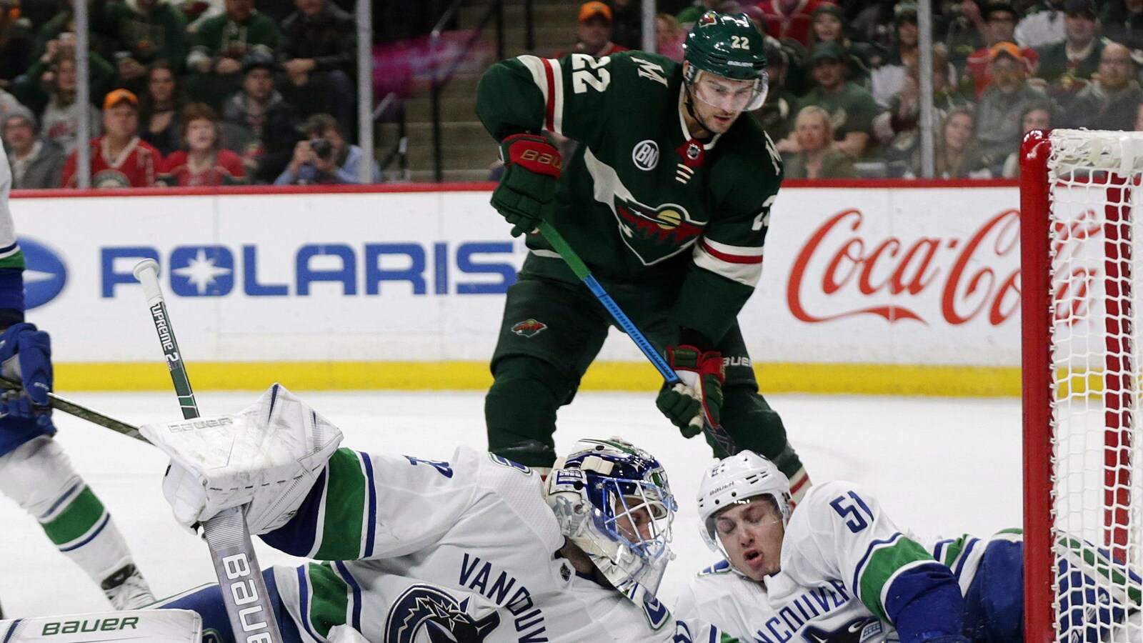 Le gardien Richard Bachman (à gauche) et le défenseur Troy Stecher (à droite), des Canucks de Vancouver, stoppent le tir de Nino Niederreiter, du Wild du Minnesota.