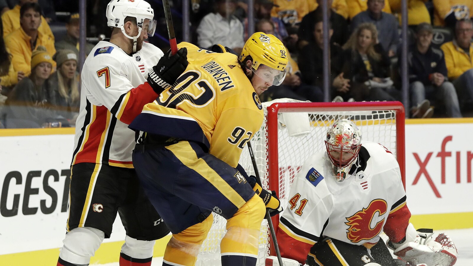 Le gardien des Flames bloque le tire de Ryan Johansen, des Predators.