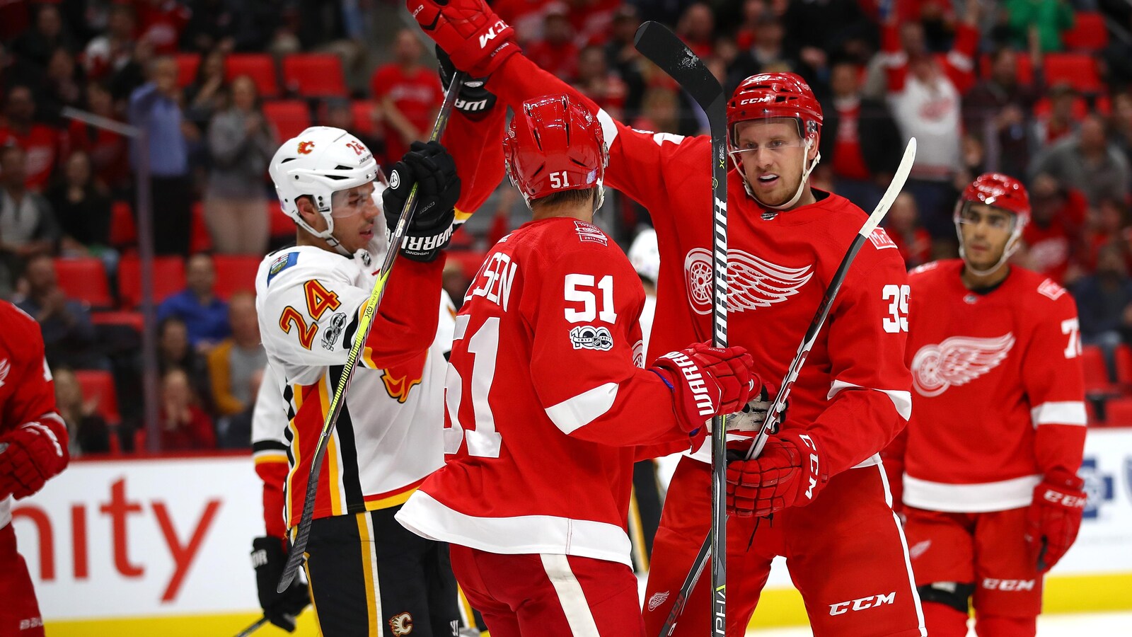 Anthony Mantha, des Red Wings de Détroit (à droite), célèbre un but avec Frans Nielsen.