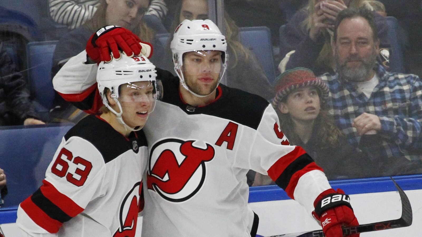 Jesper Bratt (à gauche) et Taylor Hall célèbrent le but de ce dernier contre les Sabres à Buffalo.