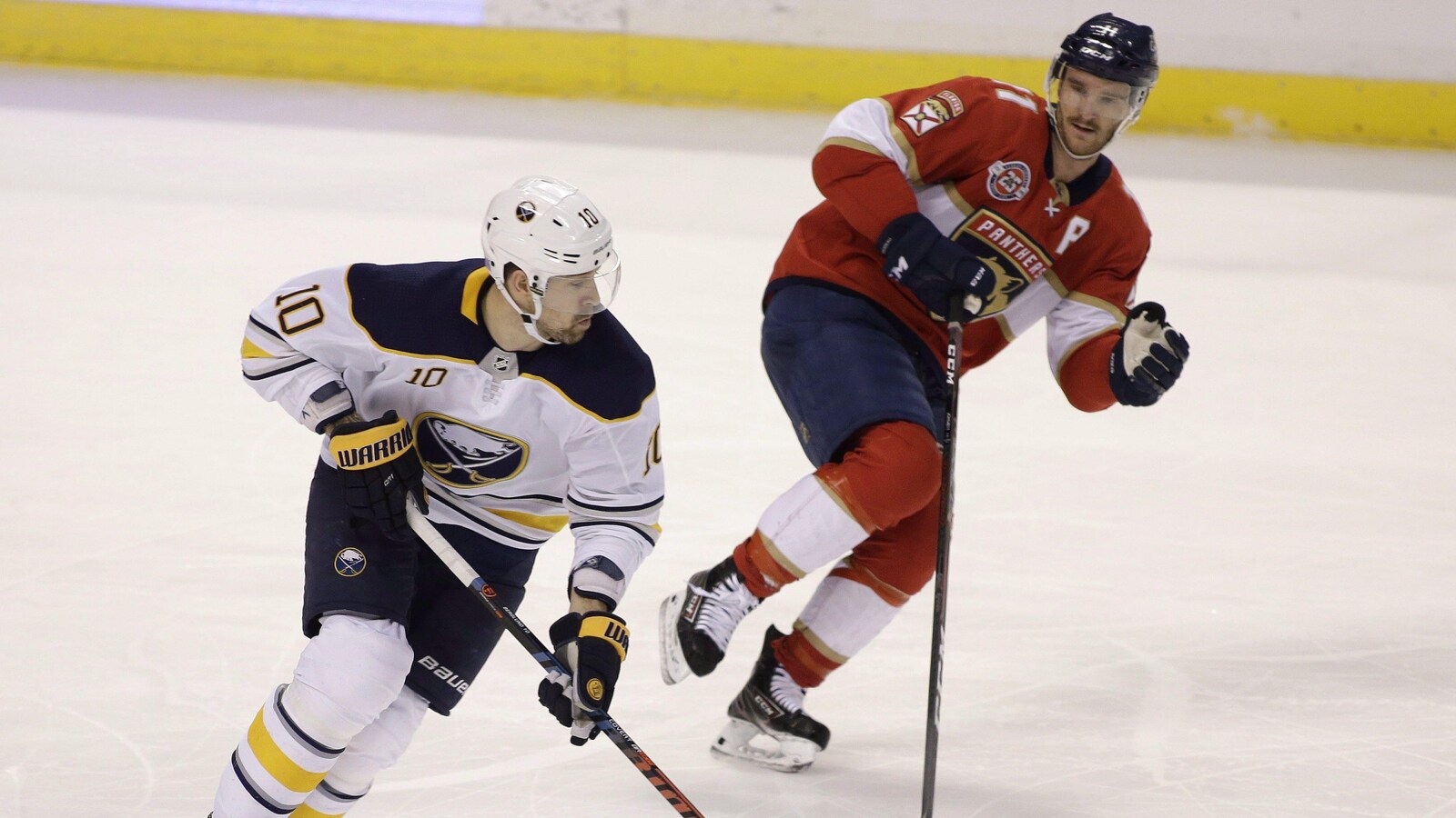 Patrik Berglund (à gauche), des Sabres de Buffalo, tente de maîtriser la rondelle devant Jonathan Huberdeau, des Panthers de la Floride.