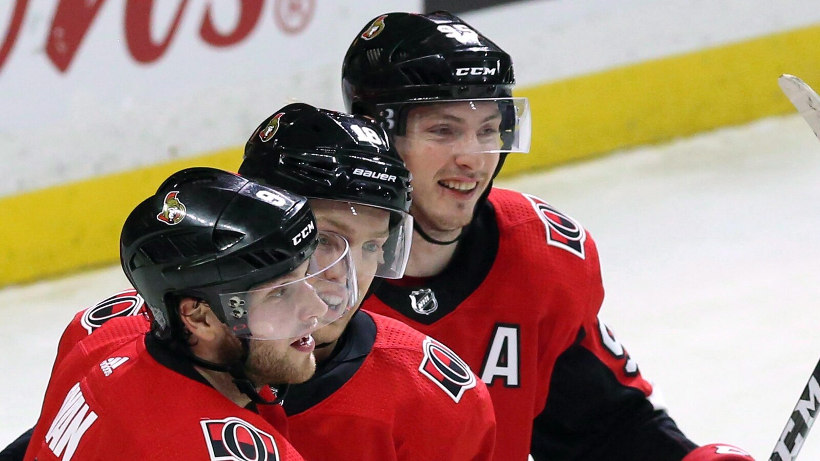 Bobby Ryan (à gauche) célèbre son but contre les Islanders avec ses coéquipiers des Sénateurs d'Ottawa Ryan Dzingel (au centre) et Matt Duchene.