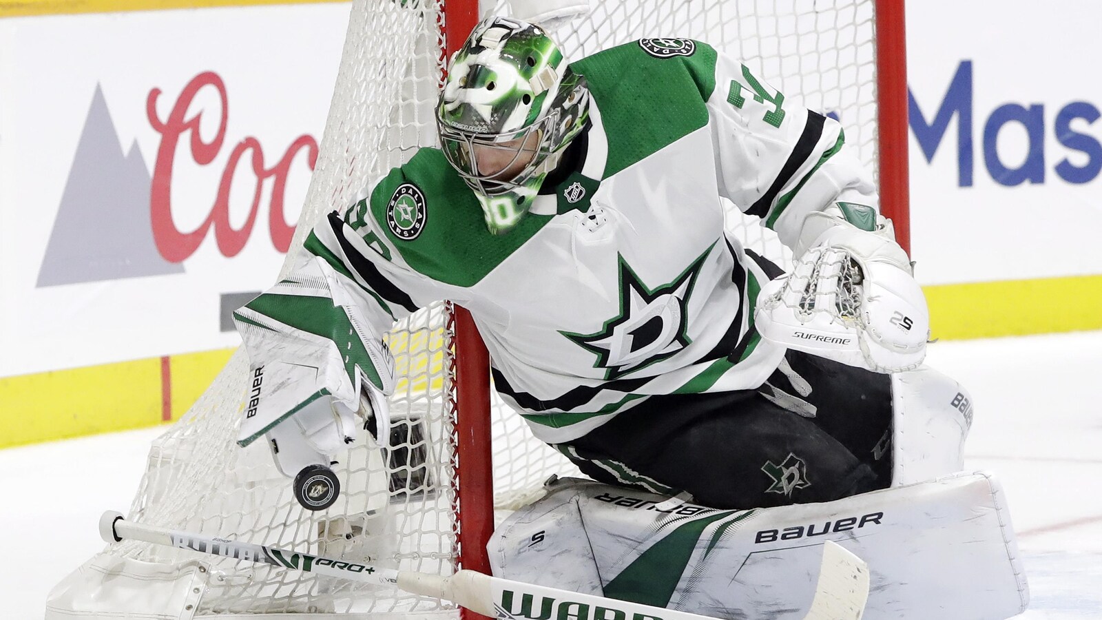 Ben Bishop, des Stars de Dallas, perd son bâton en bloquant un tir au cours d'un match contre les Predators de Nashville.
