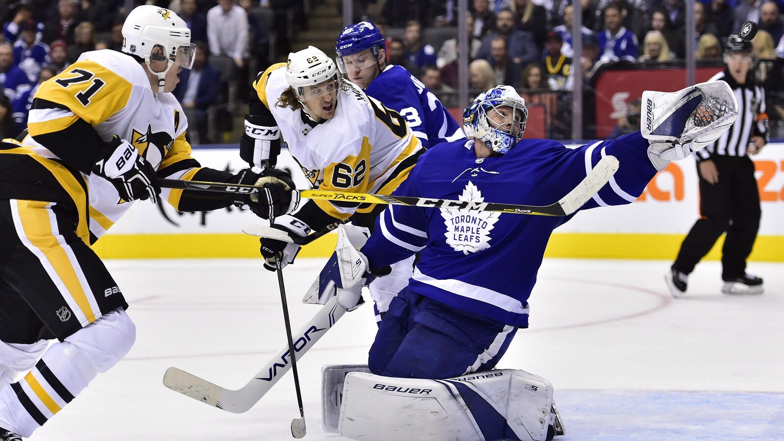 Evgeni Malkin (71) et Carl Hagelin (62) des Penguins menacent le gardien des Maple Leafs Frederik Andersen