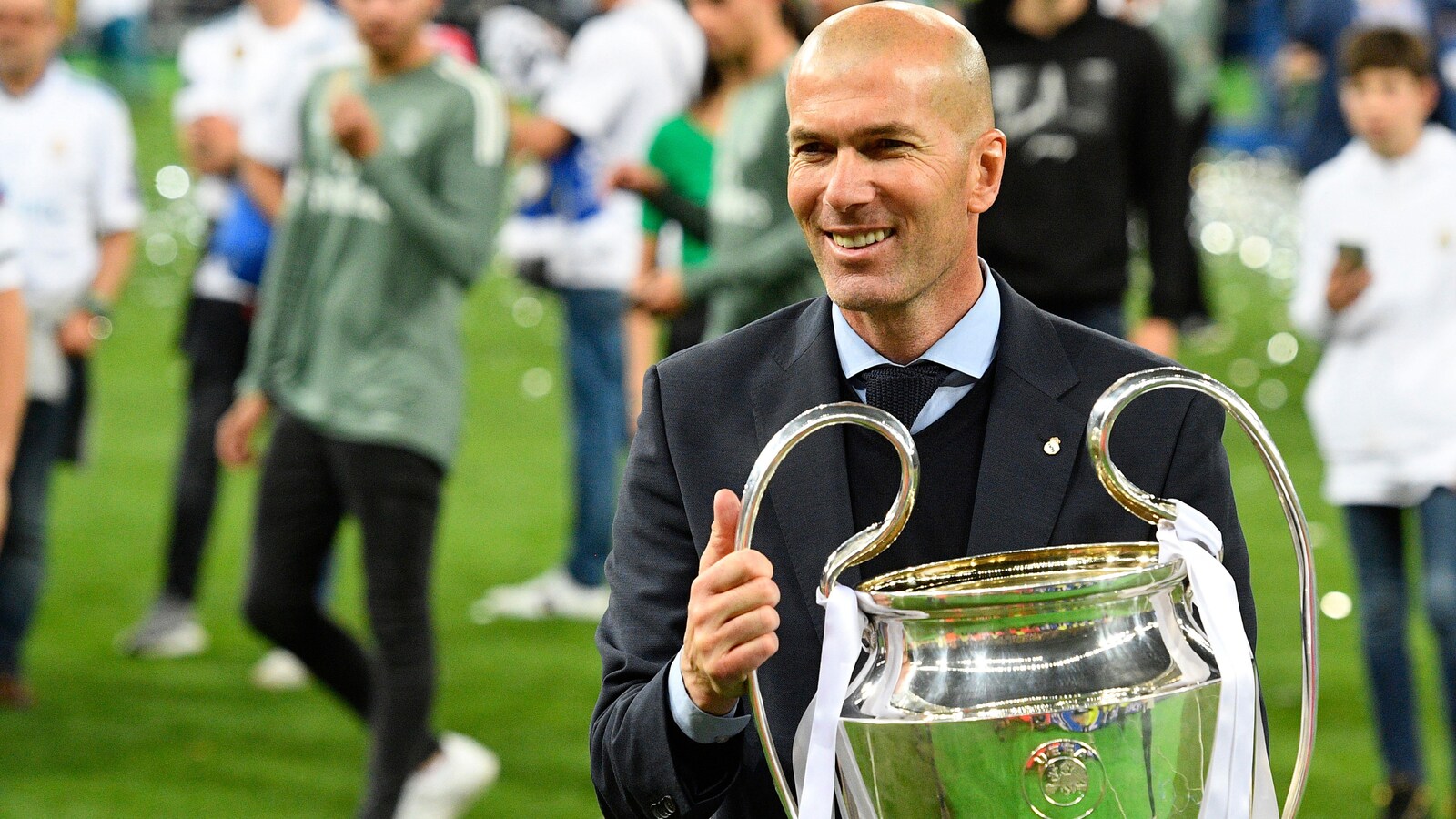 Zinédine Zidane sur le terrain après la victoire du Real Madrid