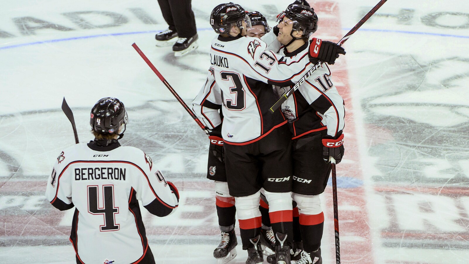 Les joueurs des Huskies célèbrent un but marqué contre le Storm.