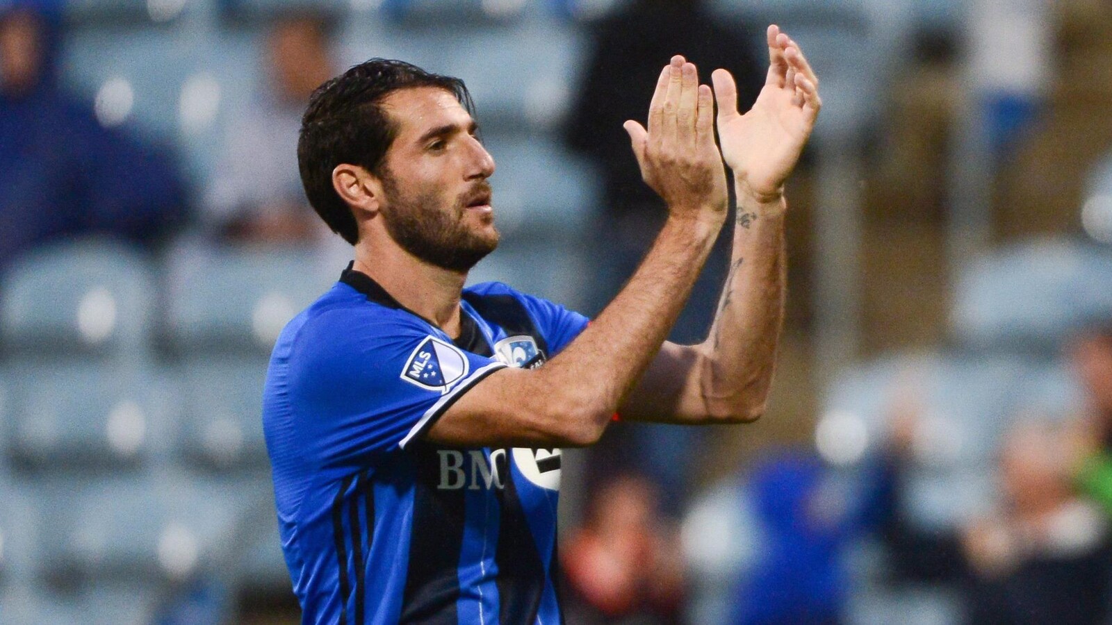 Il applaudit sur le terrain.