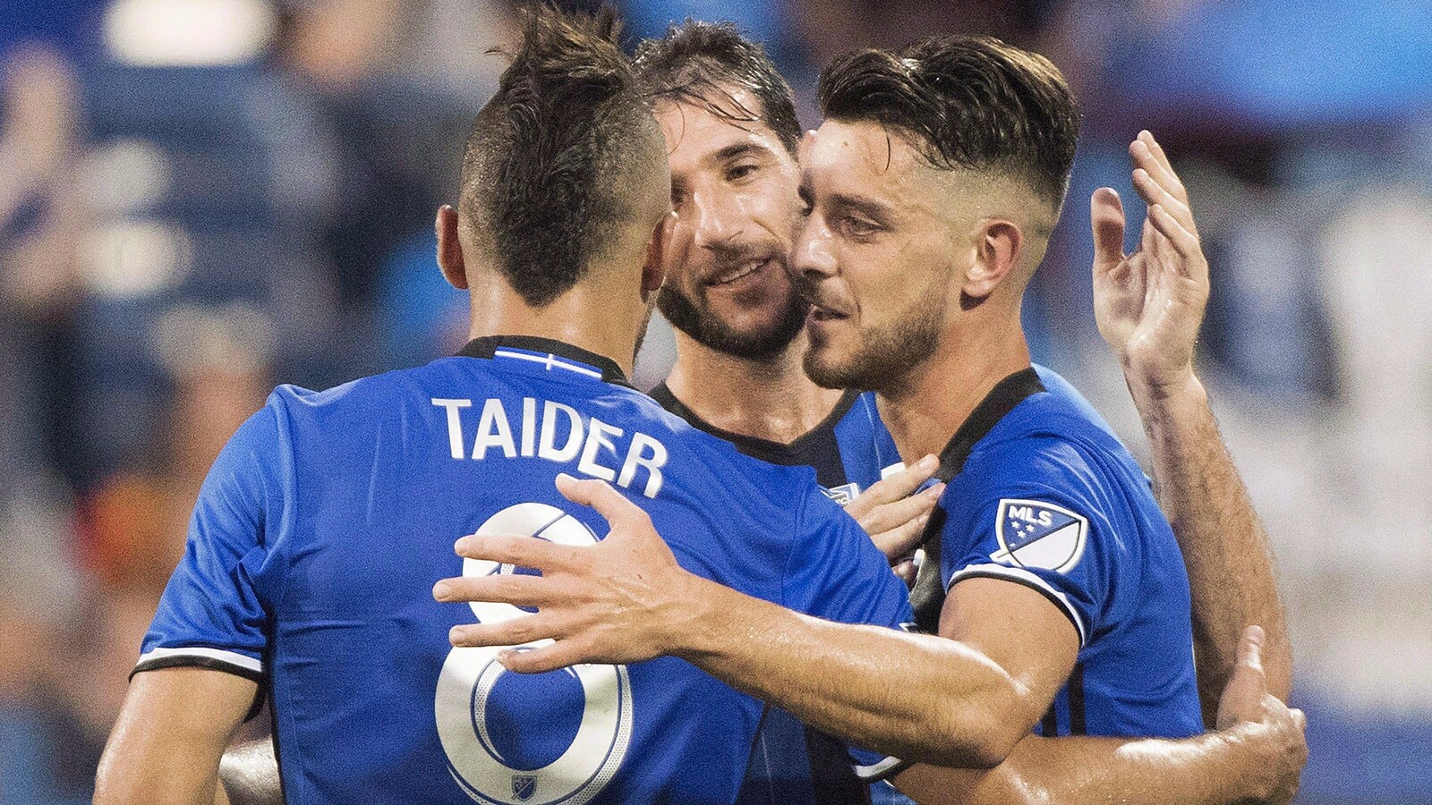Alejandro Silva, Ignacio Piatti et Saphir Taïder célèbrent un but.