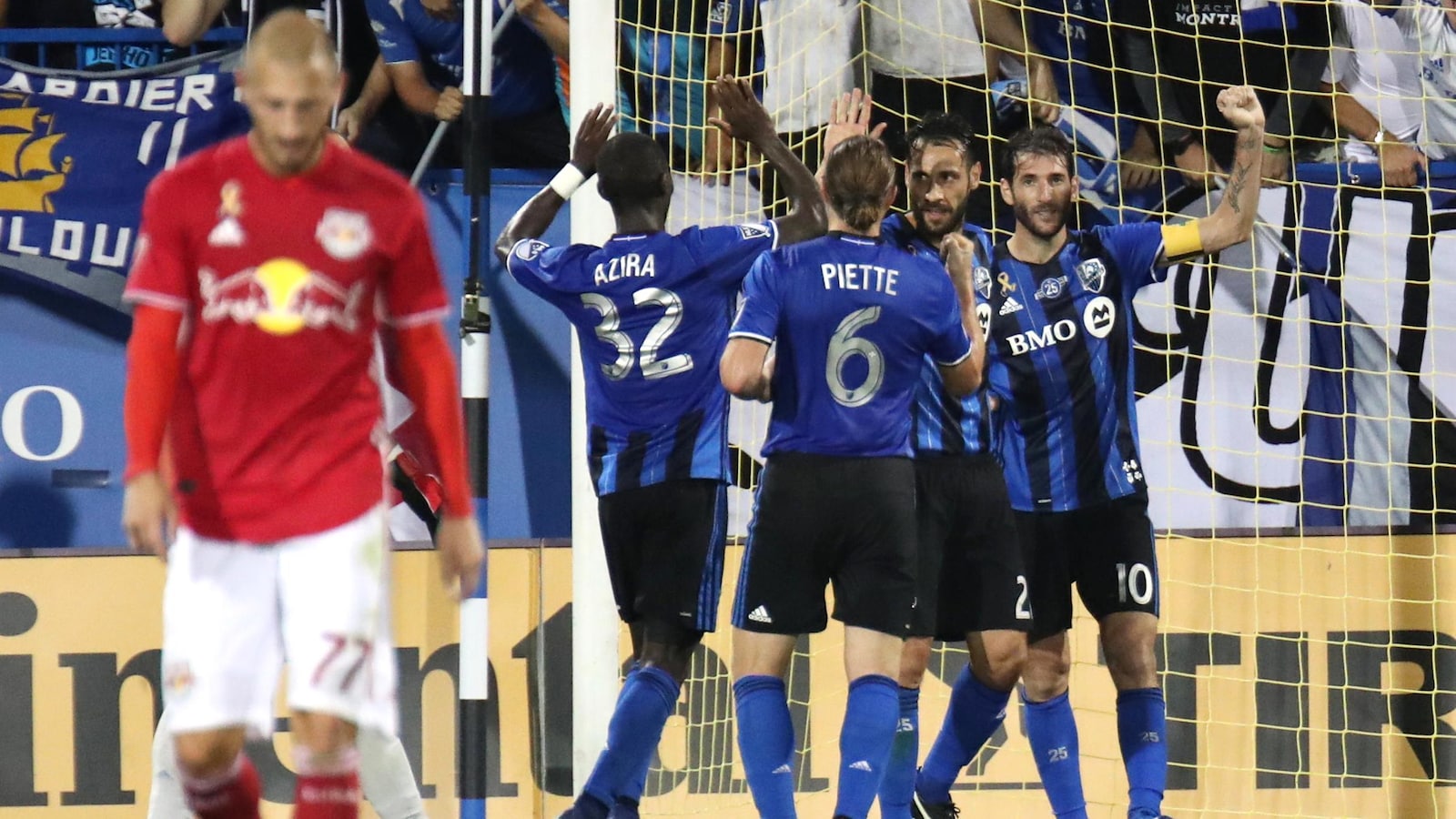 Les joueurs de l'Impact se félicitent après un but face aux Red Bulls.