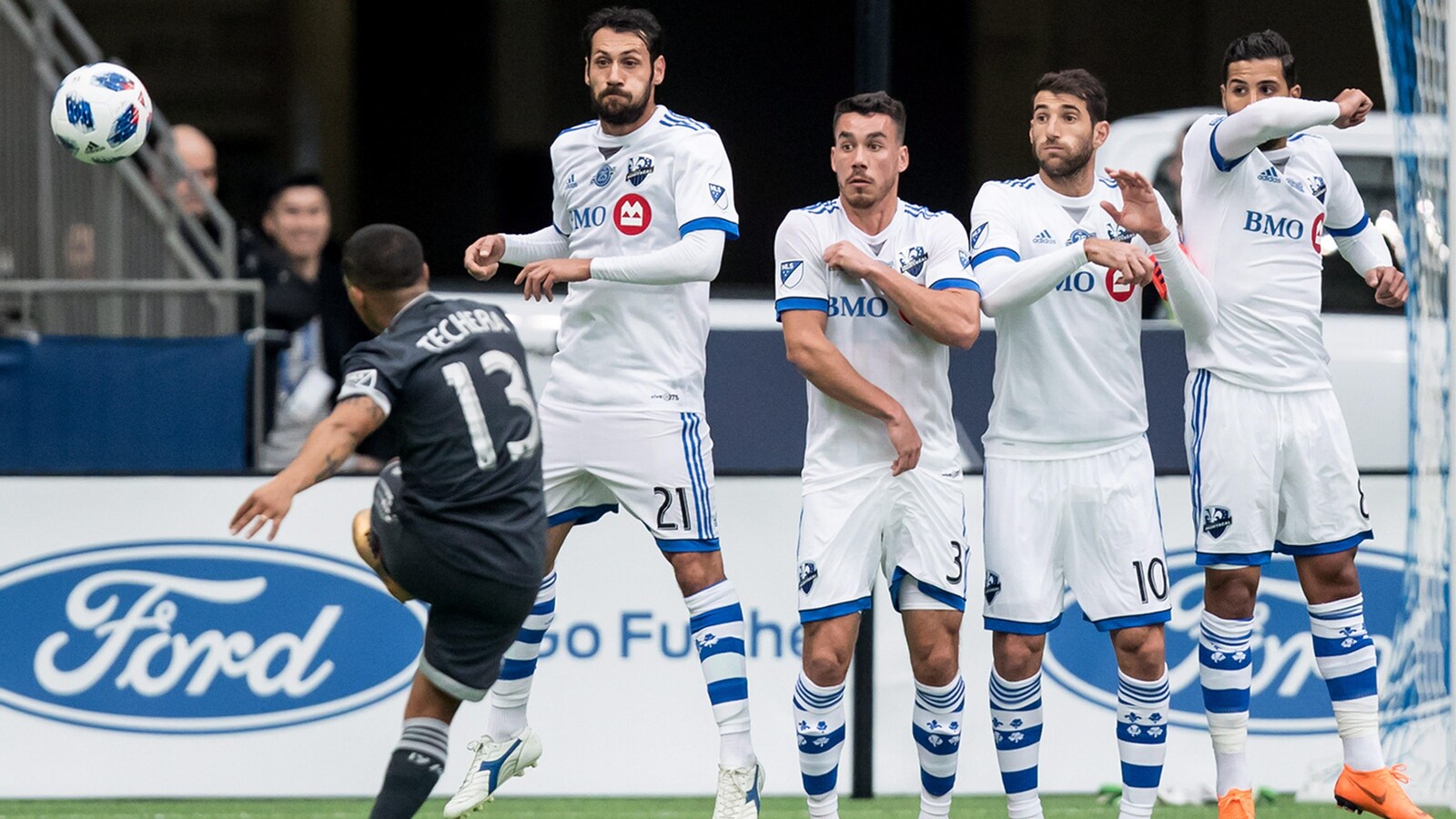 Cristian Techera tente un coup franc devant Matteo Mancosu, Daniel Lovitz, Ignacio Piatti et Saphir Taïder.