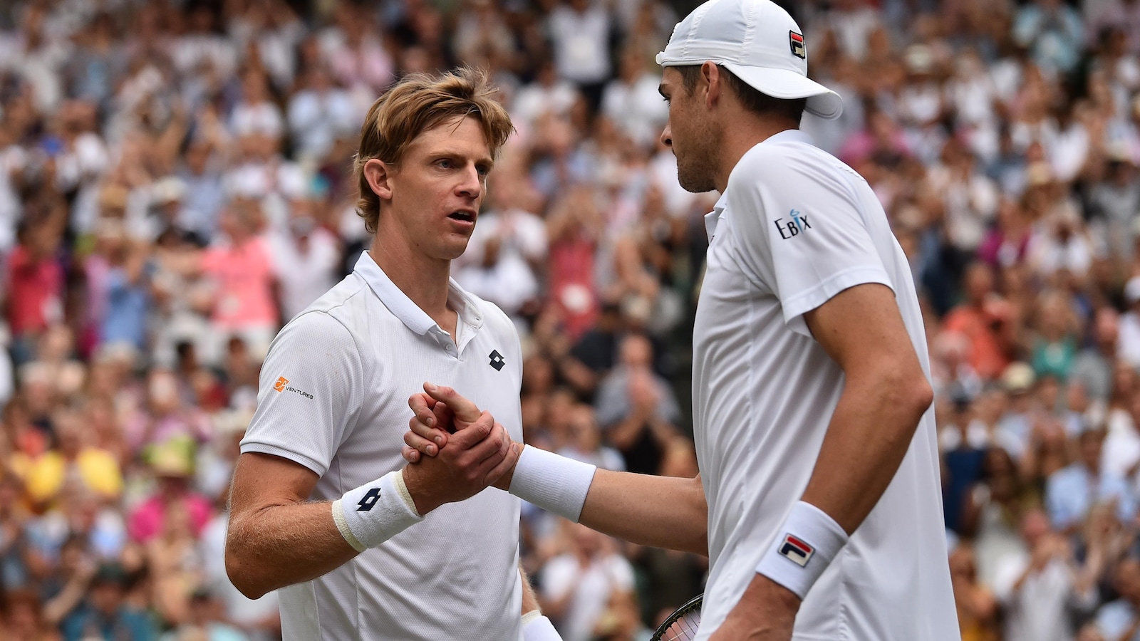 Kevin Anderson (à gauche) serre la main de John Isner (à droite).
