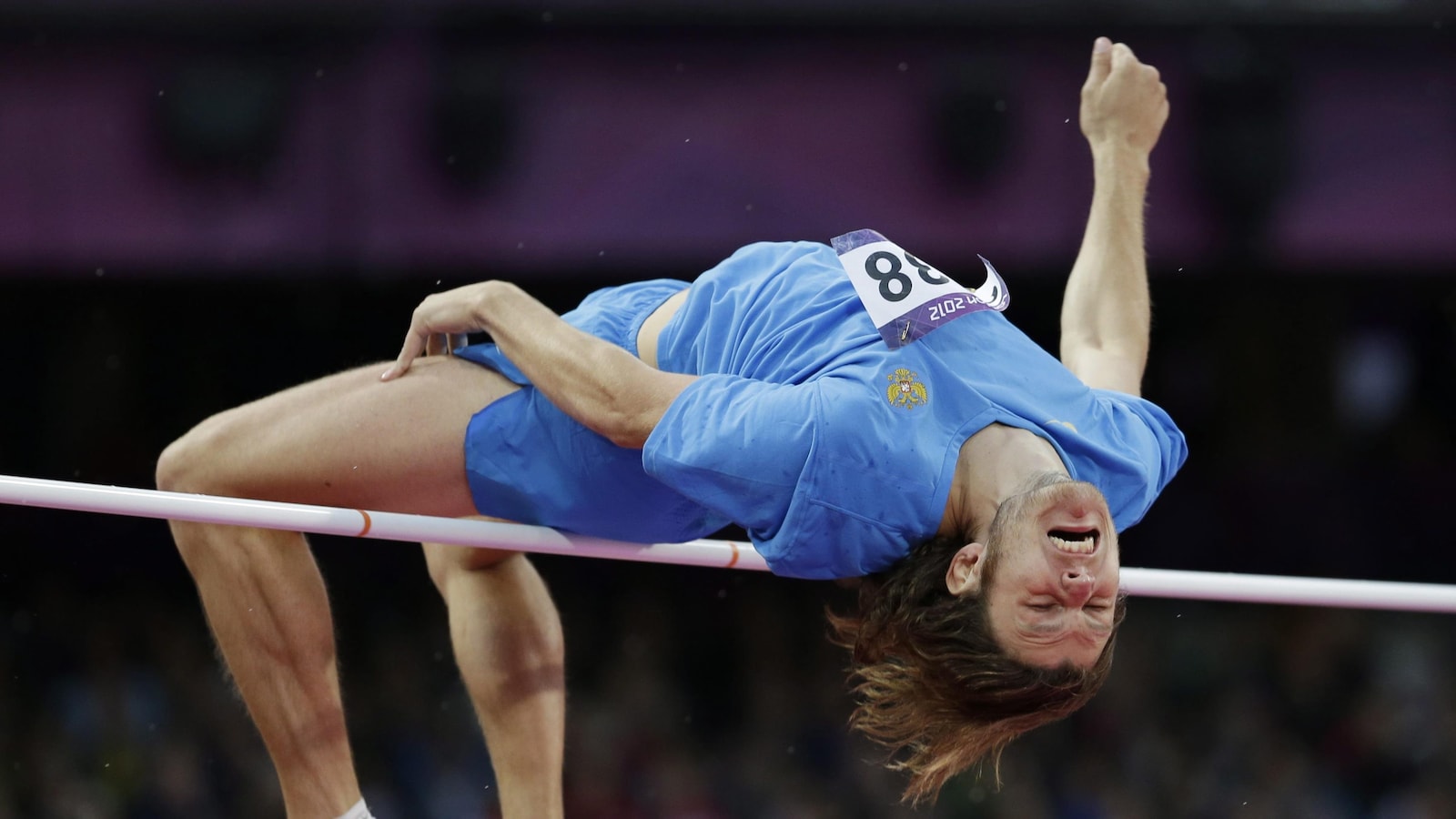 Ivan Ukhov franchit la barre pendant l'épreuve de saut en hauteur aux Jeux olympiques de Londres en 2012.