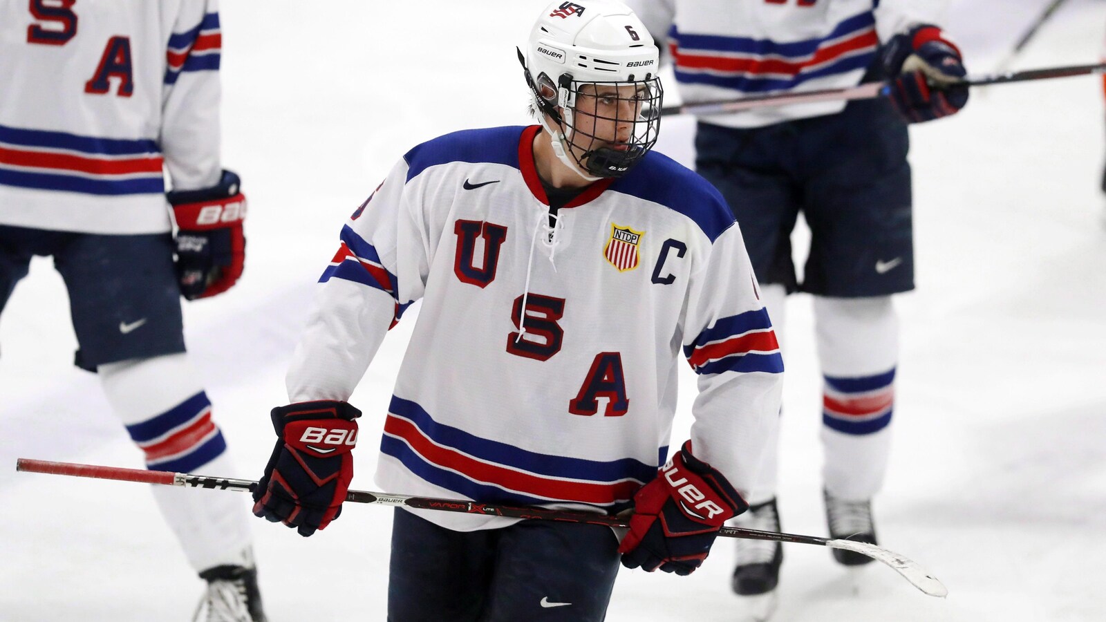 Jack Hughes à l'échauffement avec l'équipe américaine junior.
