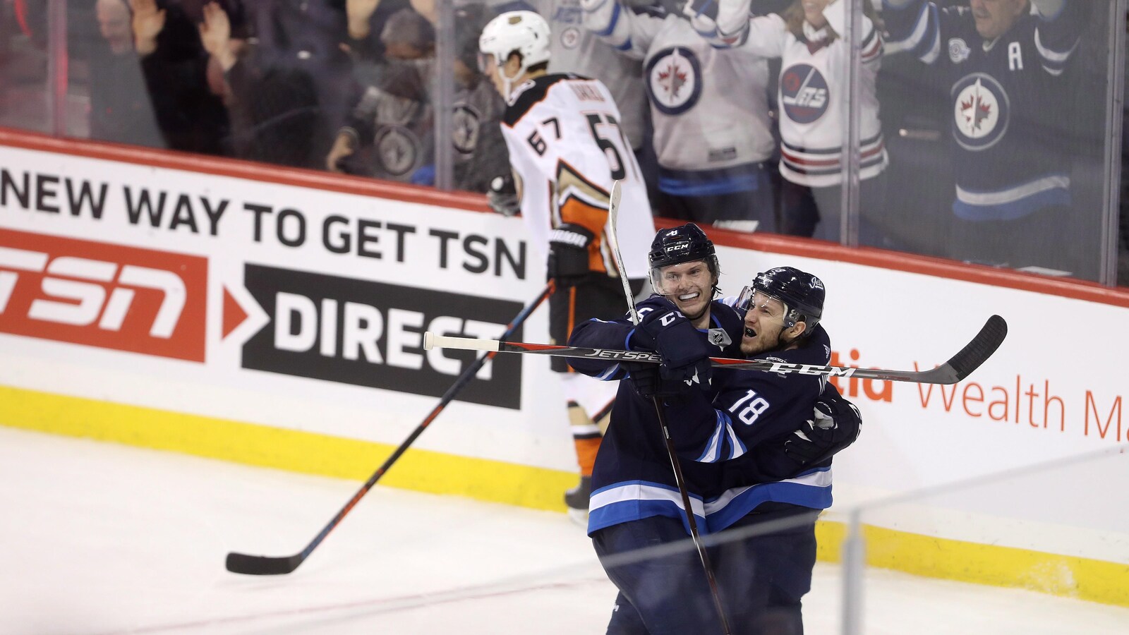 Jacob Trouba (no 8), Bryan Little (no 18) et Rickard Rakell (no 67)