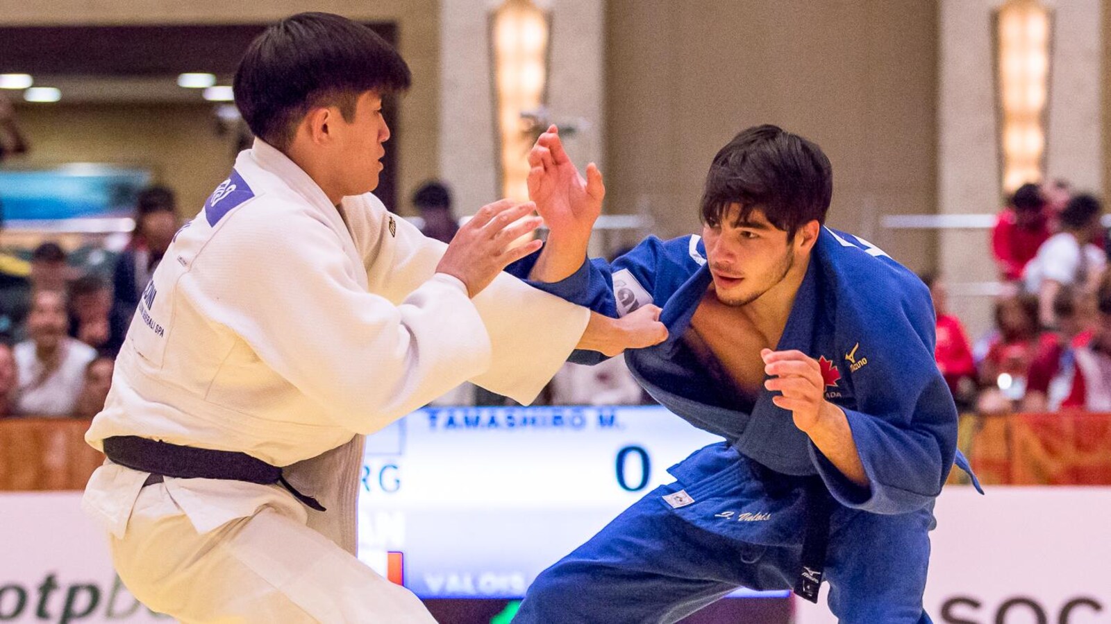 Son adversaire tient le pan de son kimono.