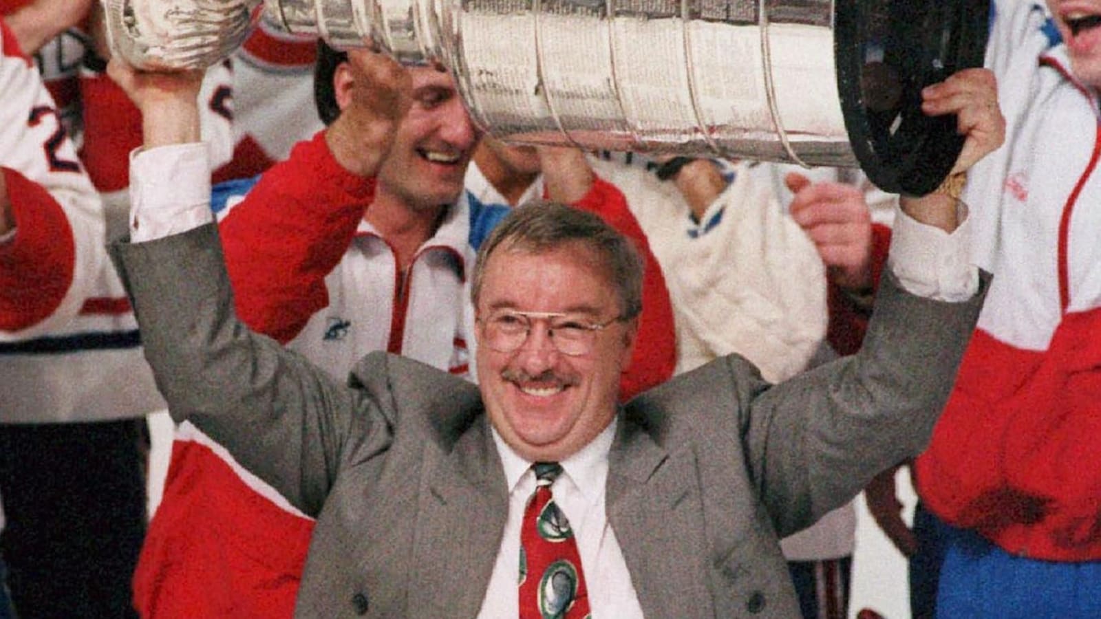 Jacques Demers soulève la Coupe Stanley
