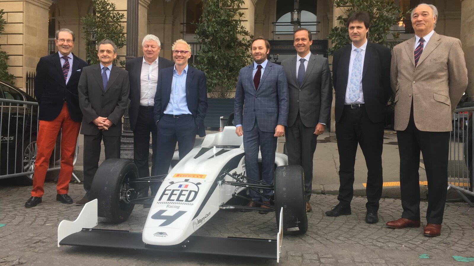 Jacques Villeneuve et Patrick Lemarié de chaque côté d'une F4 Mygale pour leur école de pilotage