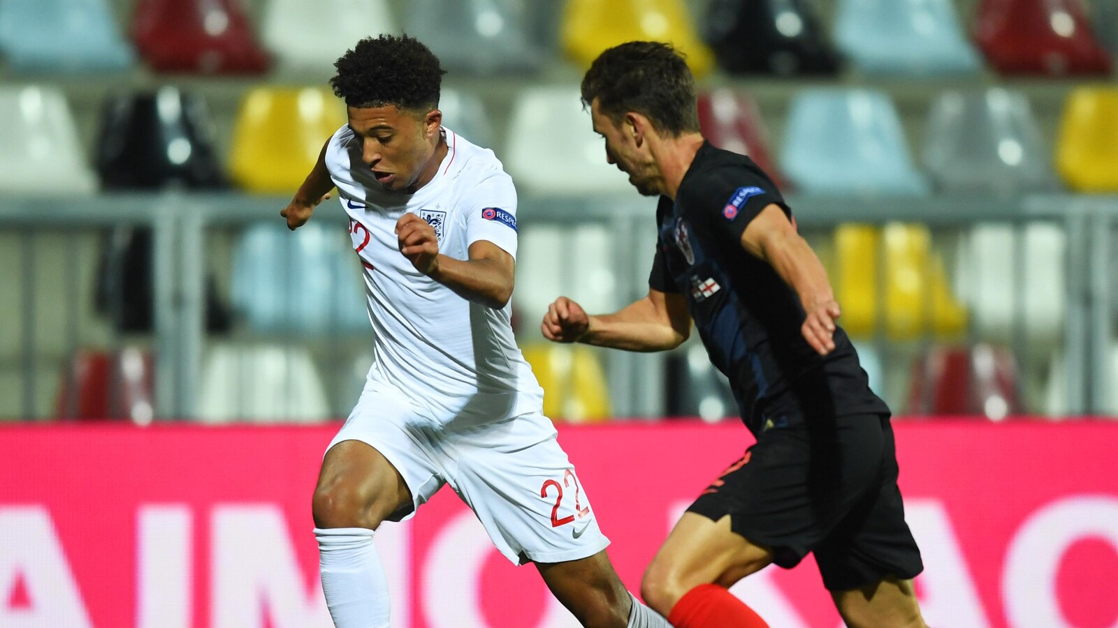 Jadon Sancho contrôle le ballon contre Josip Pivaric dans un match de la Ligue des nations.