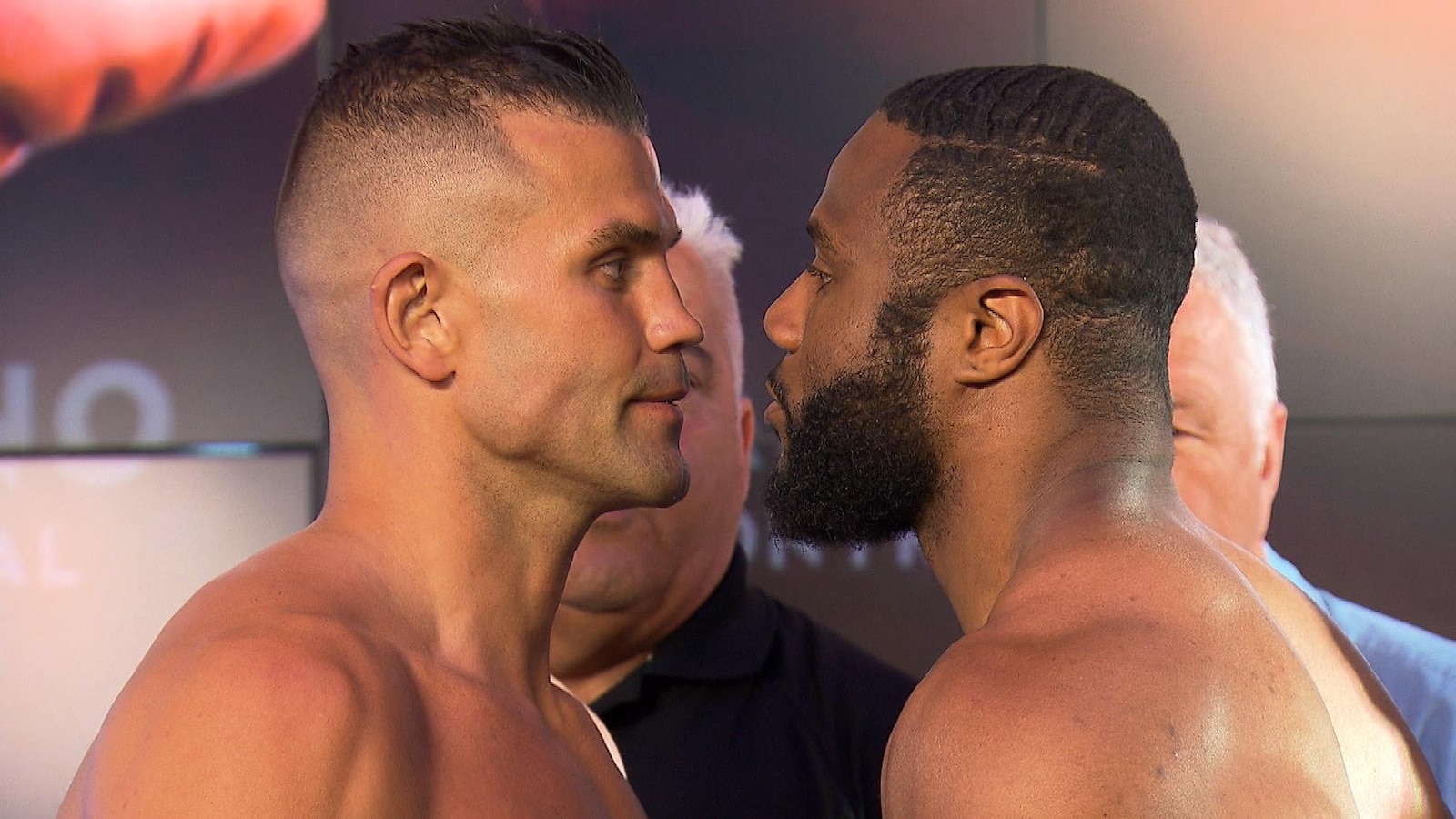 Steve Bossé (à gauche) et Jean Pascal (à droite) face à face à la pesée officielle