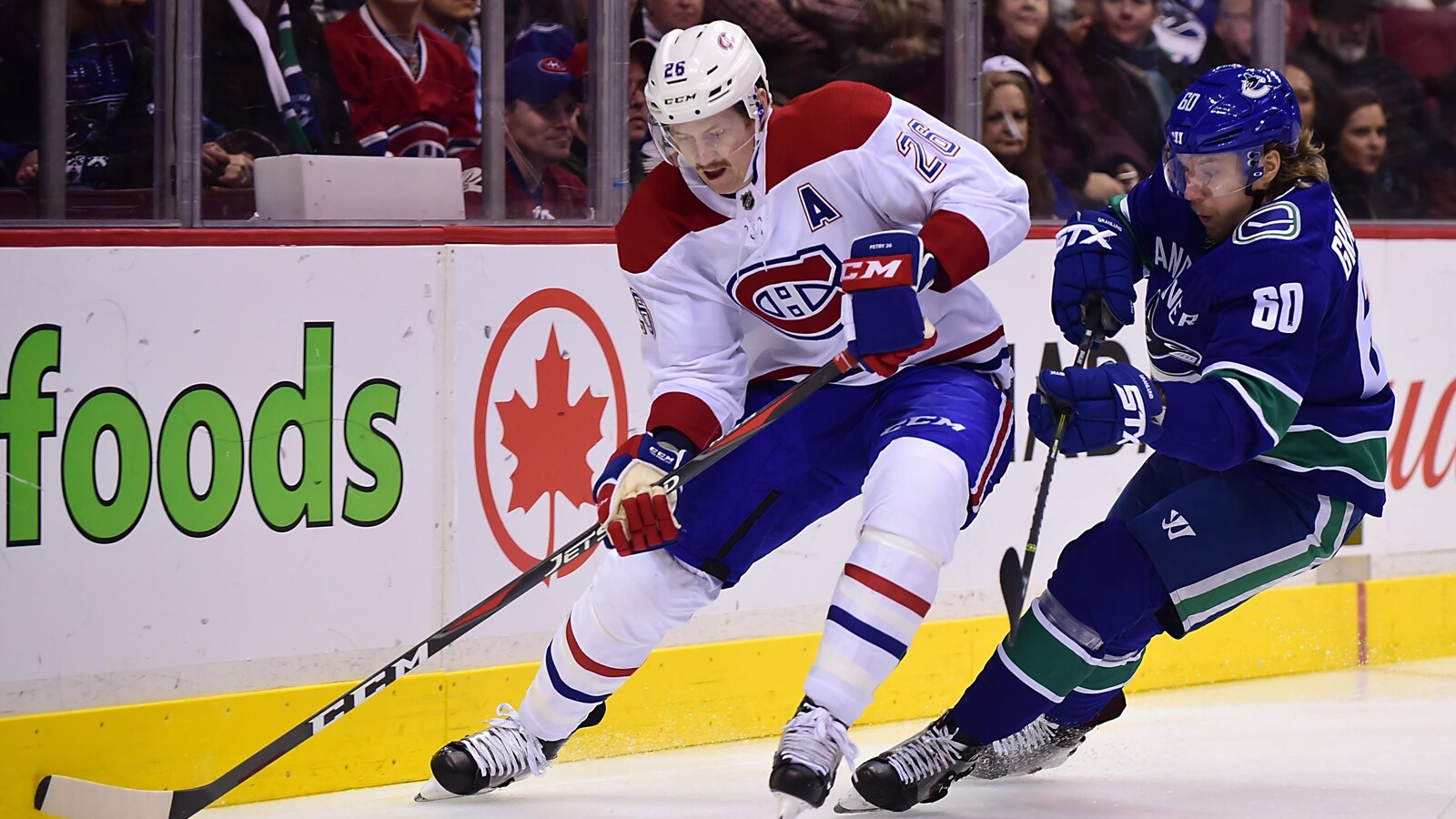 Jeff Petry est pourchassé par l'attaquant des Canucks Markus Granlund.