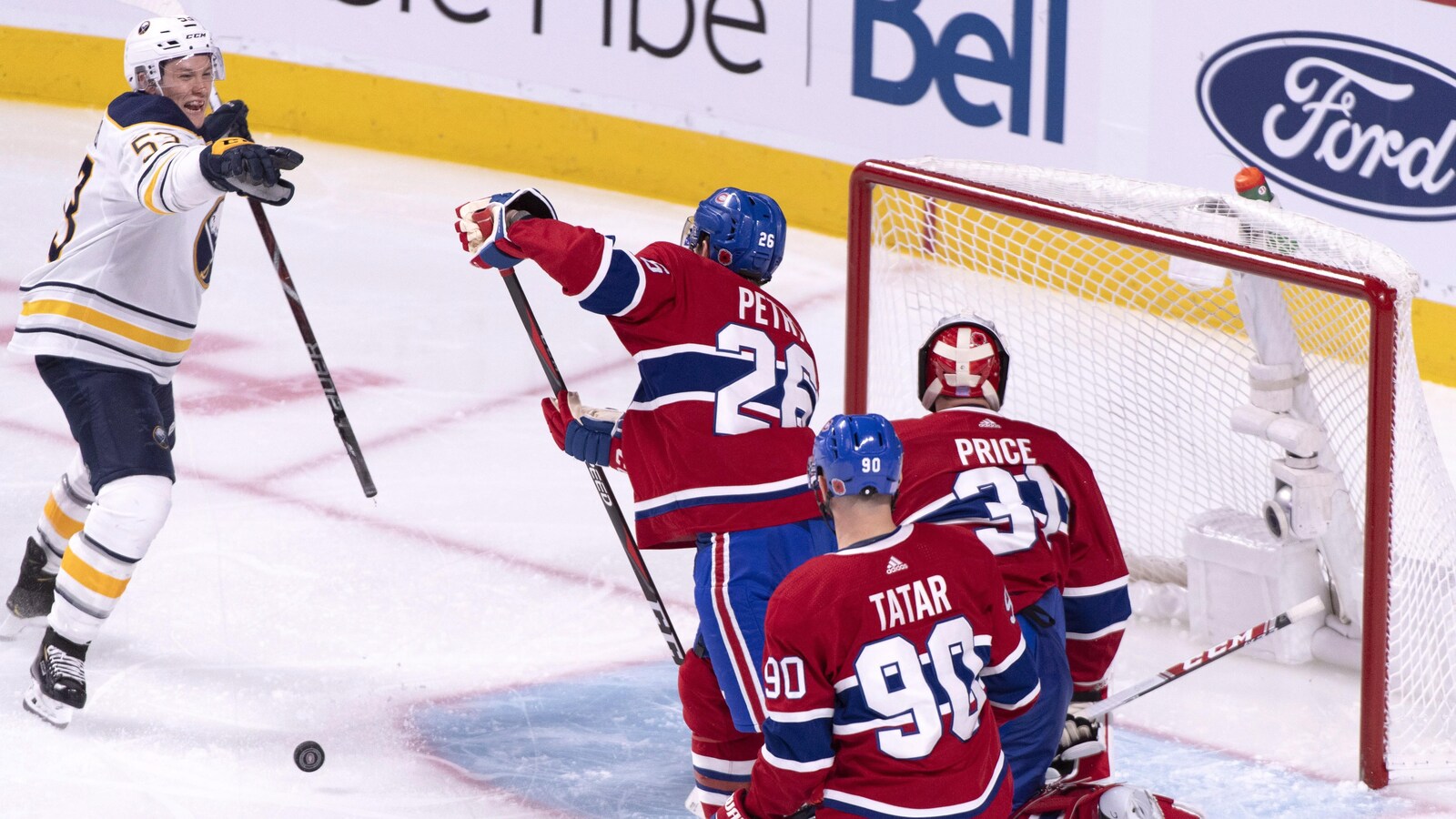 Jeff Skinner célèbre son but contre le Canadien.