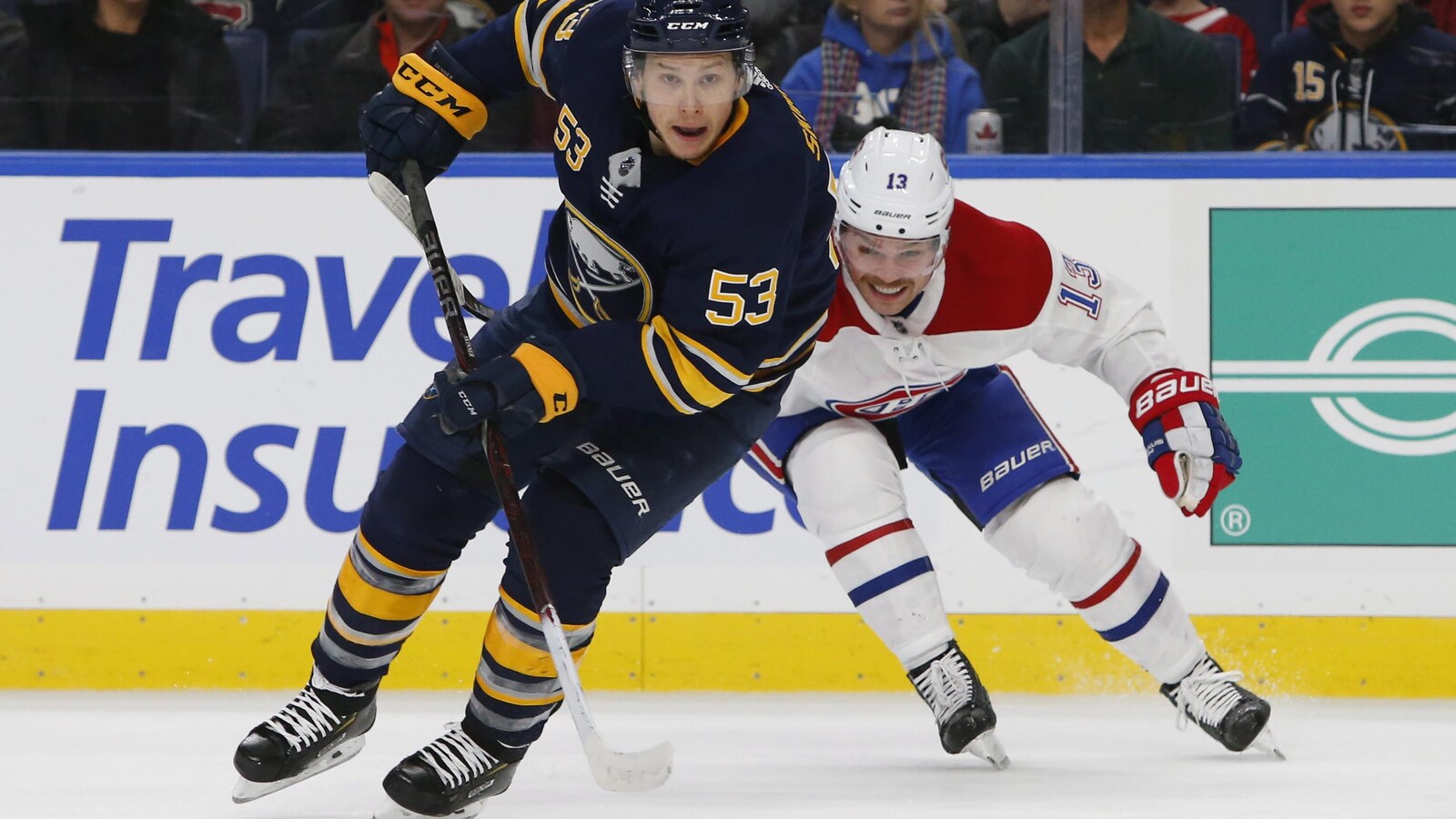 Jeff Skinner marque deux buts contre le Canadien de Montréal.