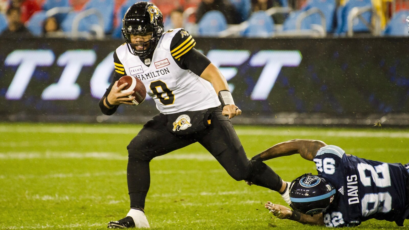 Jeremiah Masoli des Tiger-Cats et Troy Davis des Argonauts