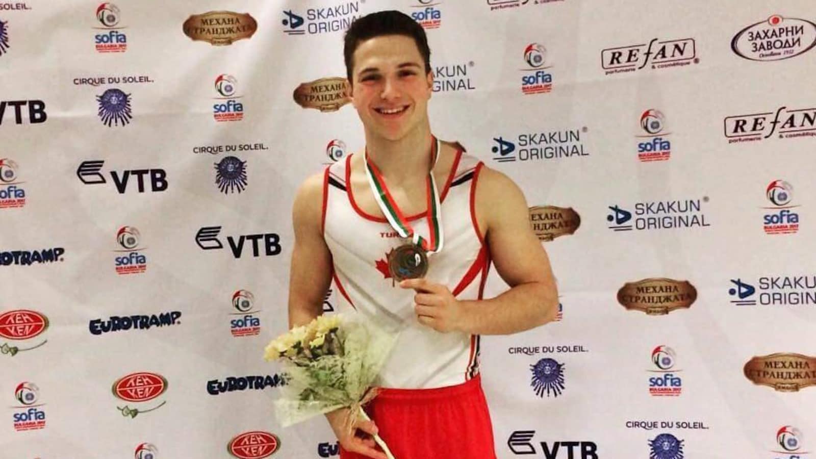Jérémy Chartier porte sa médaille d'or autour du cou
