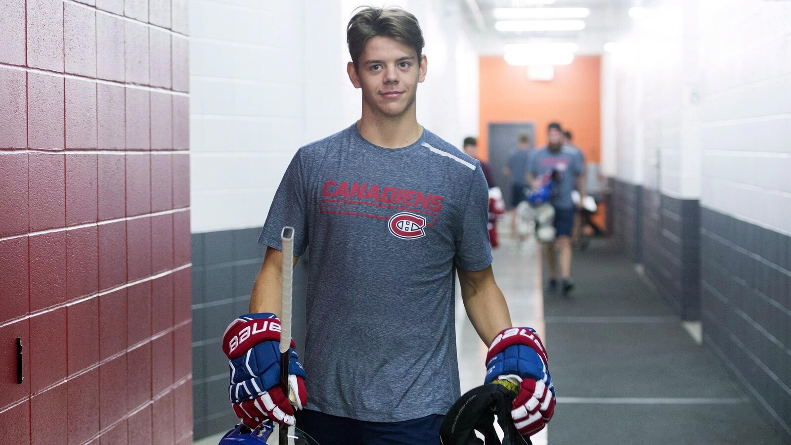 Jesperi Kotkaniemi dans les couloirs du centre d'entraînement du Canadien