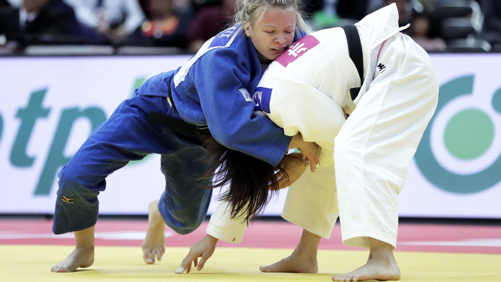 L'Ontarienne Jessica Klimkait (en bleu) lutte contre la Japonaise Momo Tamaoki au grand chelem d'Osaka.