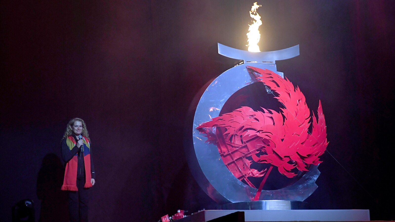 La gouverneure générale Julie Payette est à la gauche de la flamme des Jeux du Canada.