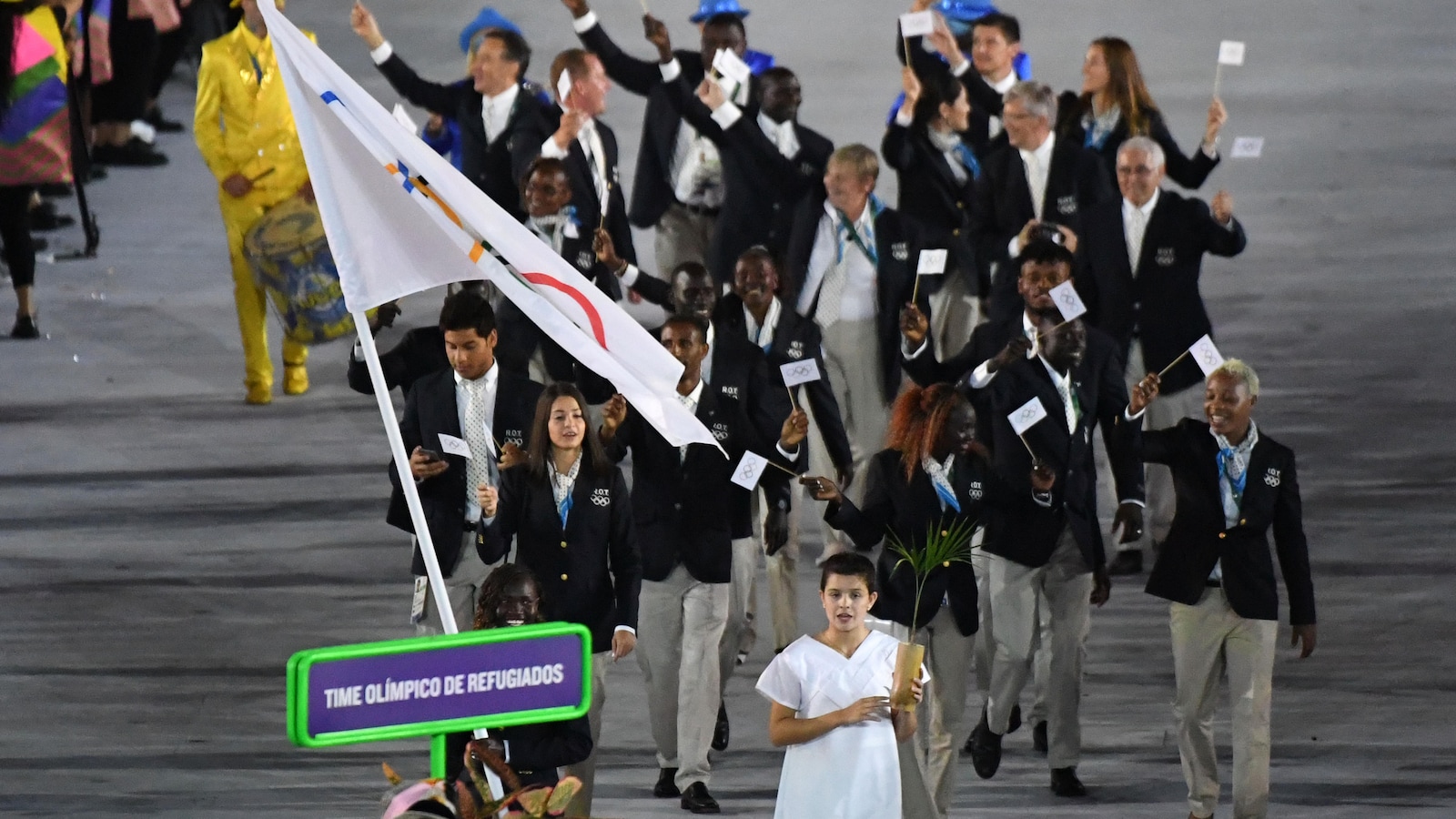 L'équipe olympique de réfugiés entre dans le stade Maracana à la cérémonie d'ouverture.