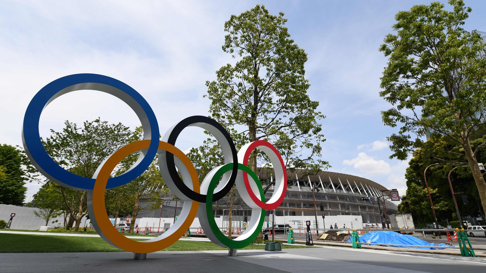 Les anneaux olympiques devant le stade de Tokyo