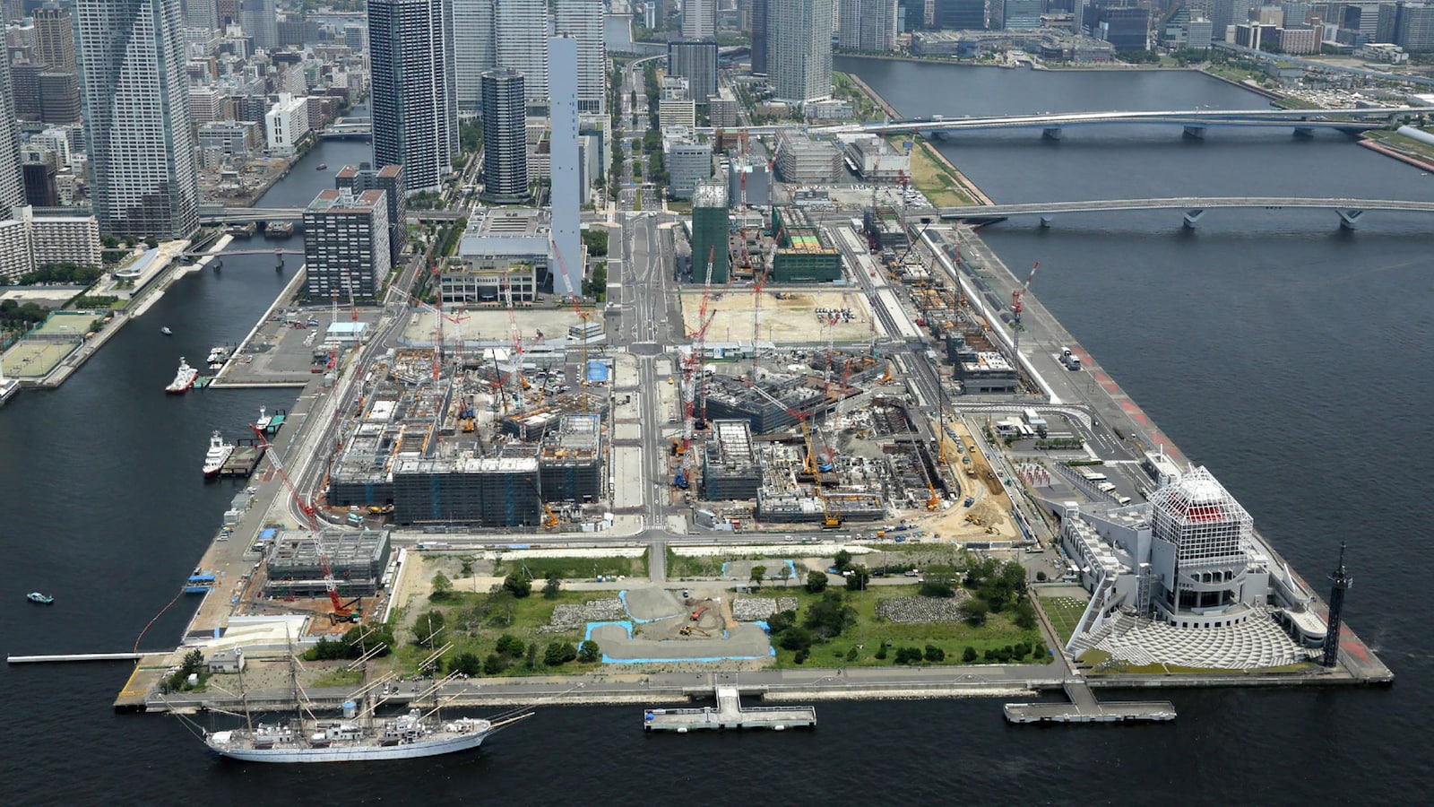 Vue aérienne du village olympique de Tokyo en construction
