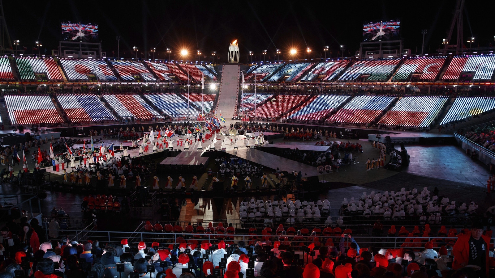 Les porte-drapeaux entrent dans le stade pour la cérémonie de clôture des Jeux paralympiques de Pyeongchang.