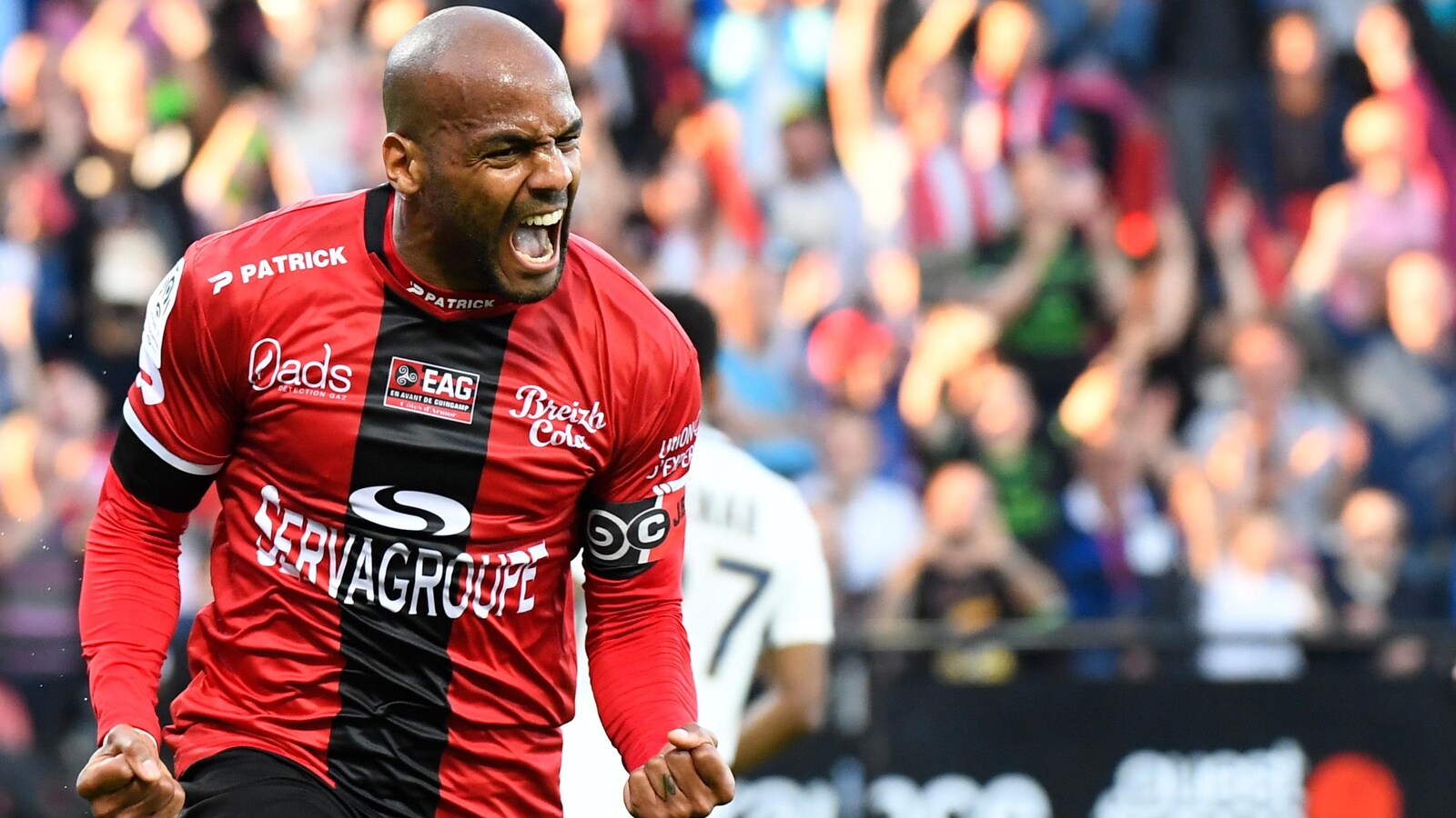 Jimmy Briand, en rouge, exulte après avoir touché la cible.