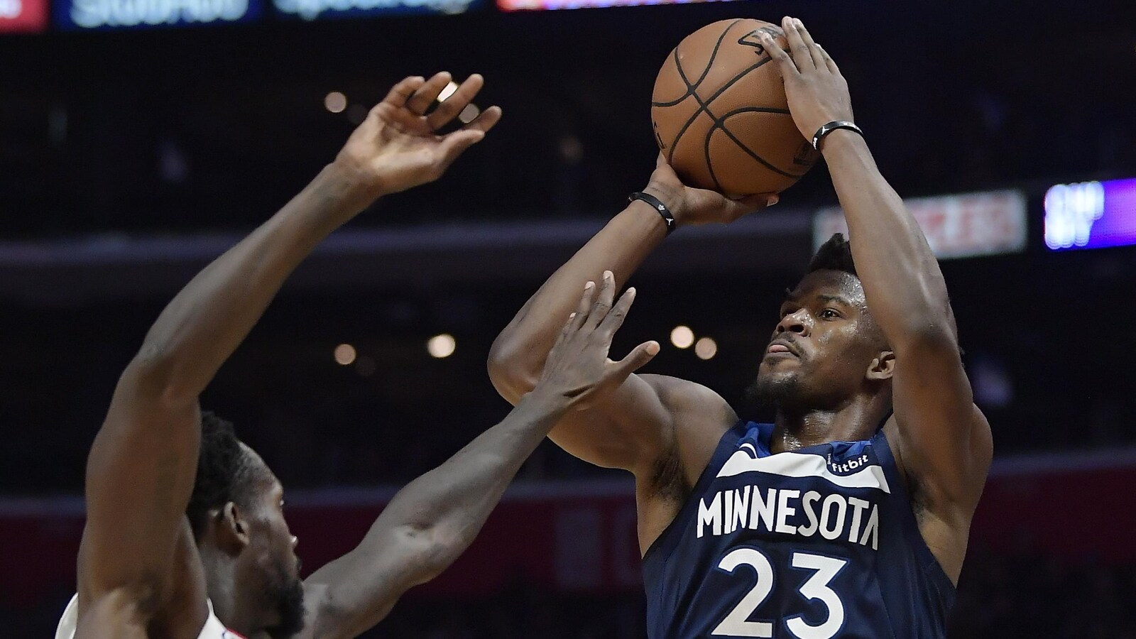 Jimmy Butler (à droite) a été exaucé par les Timberwolves qui l'ont échangé aux 76ers de Philadelphie