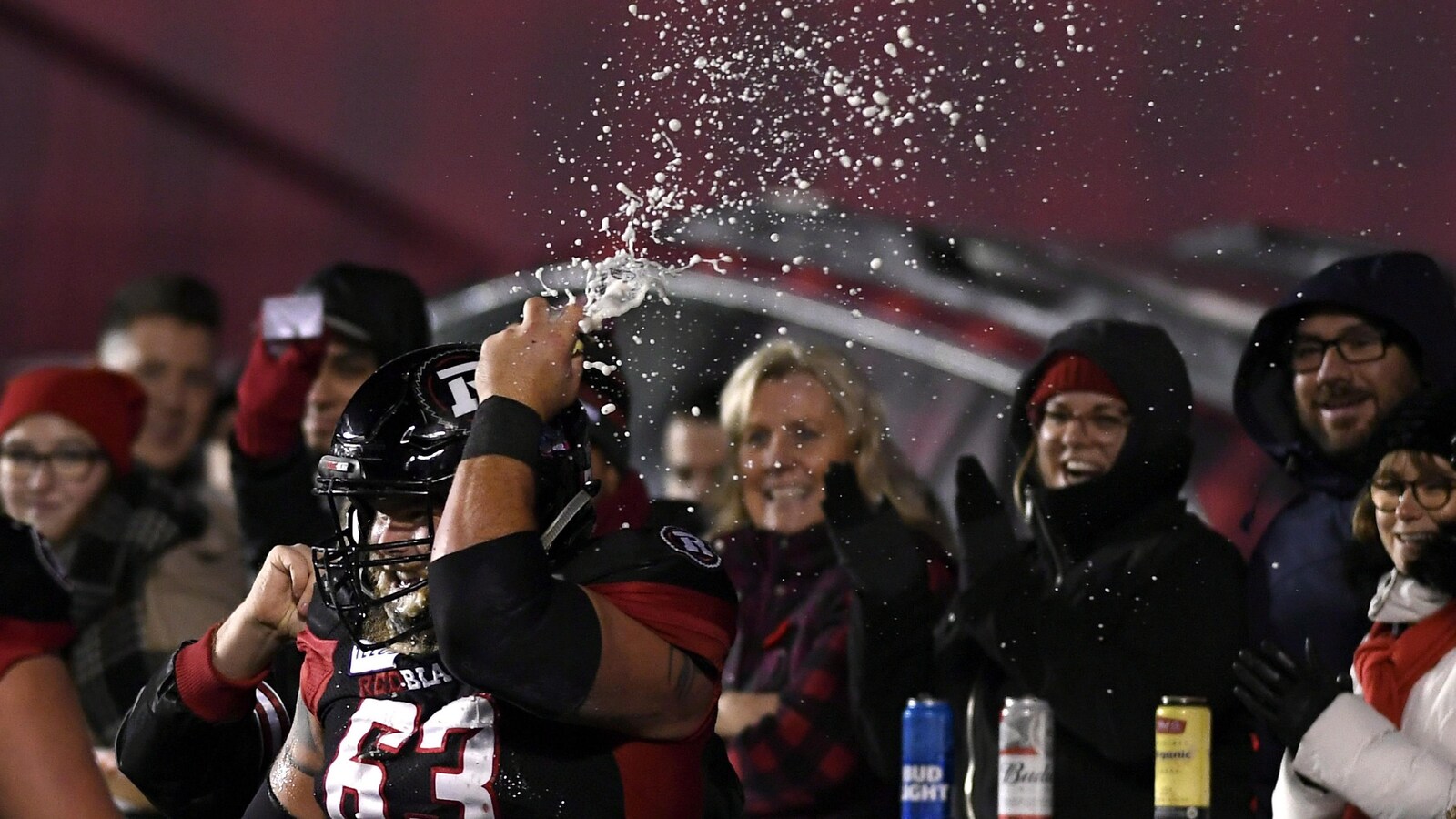 Le joueur de ligne offensive du Rouge et Noir Jon Gott s'écrase une canette de bière sur la tête après en avoir calé une partie lors du match contre les Argonauts de Toronto du 2 novembre 2018.