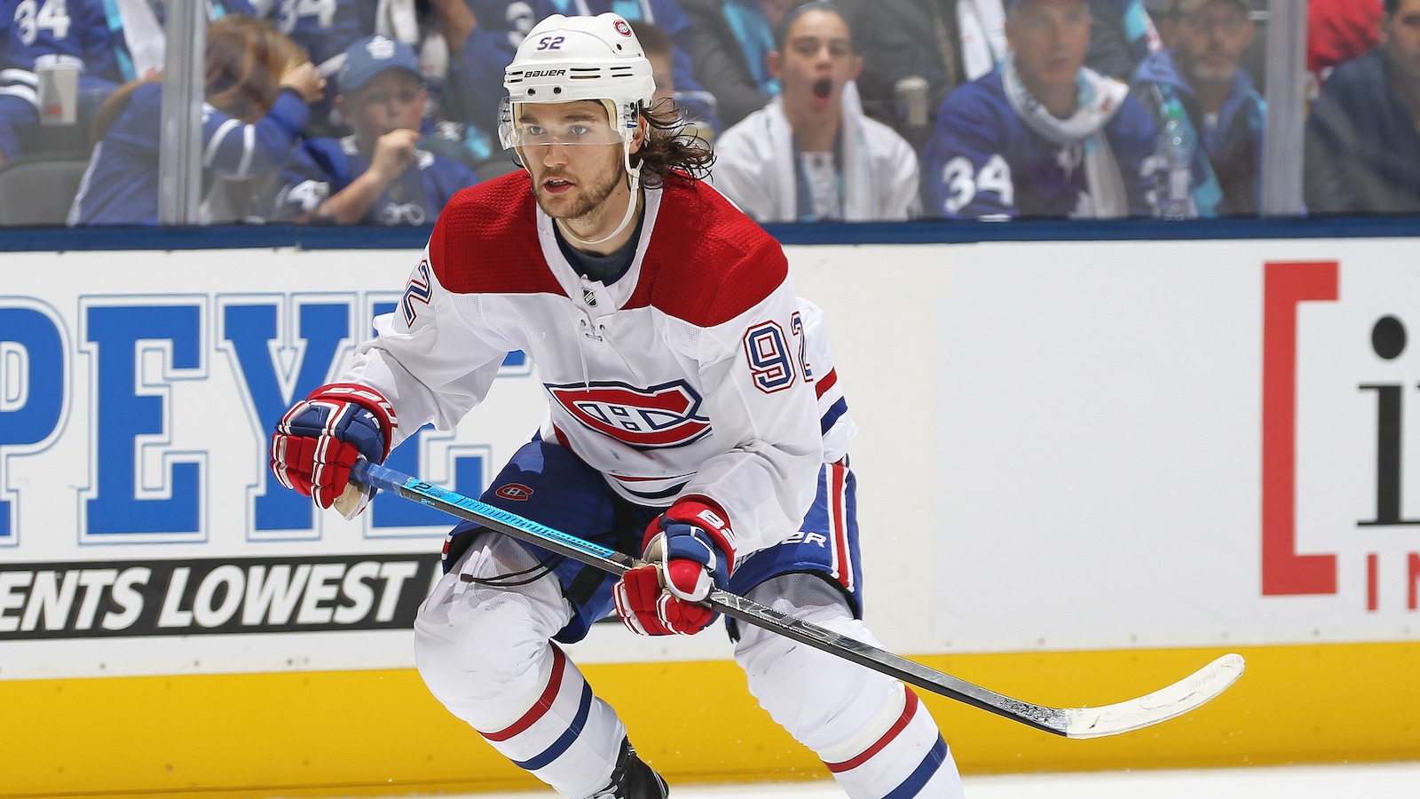 Il patine dans l'uniforme blanc du Canadien.