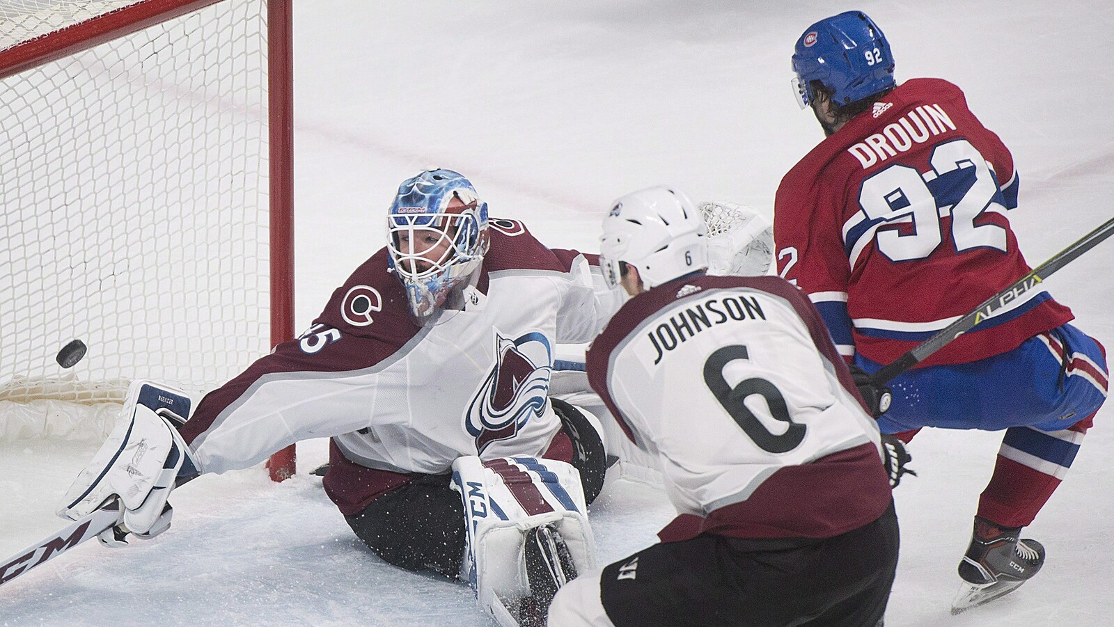 Jonathan Drouin s'éloigne du filet de Jonathan Bernier après avoir fait dévié la rondelle derrière ce dernier.