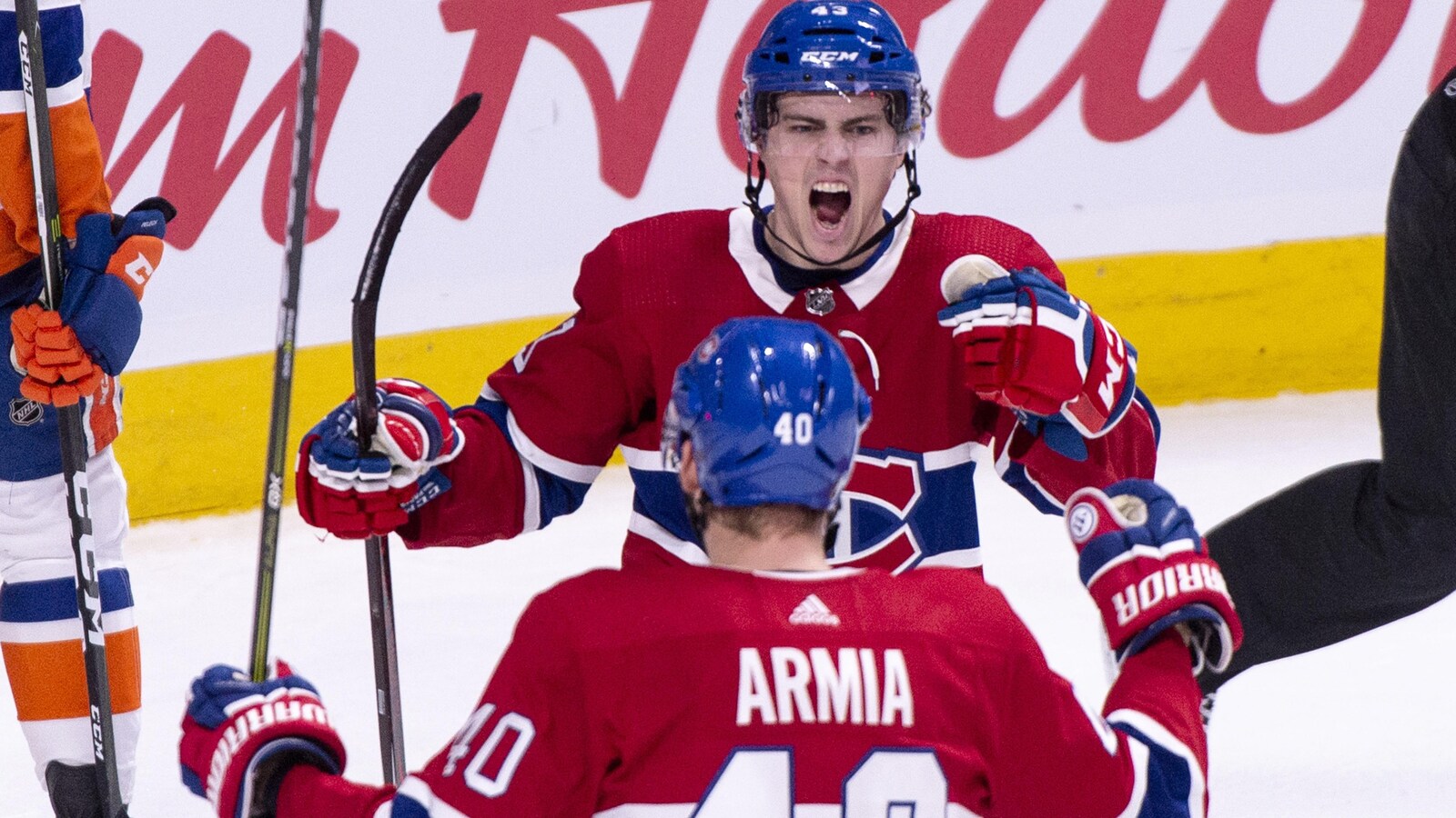 Deux joueurs célèbrent un but du Canadien de Montréal.